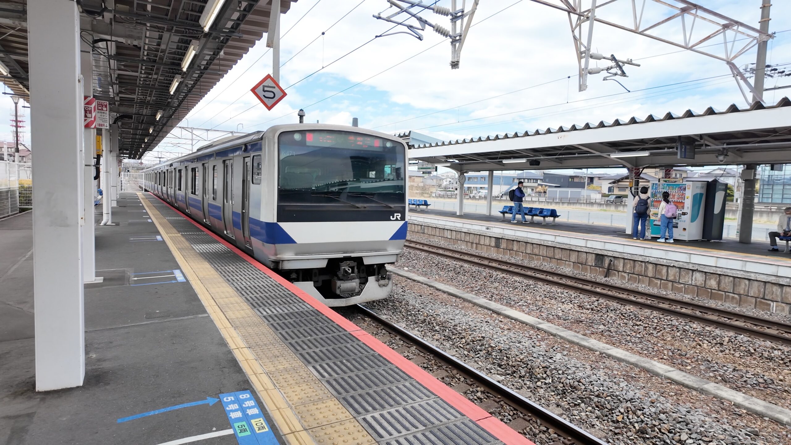 JR常磐線E531系電車で石岡駅に到着