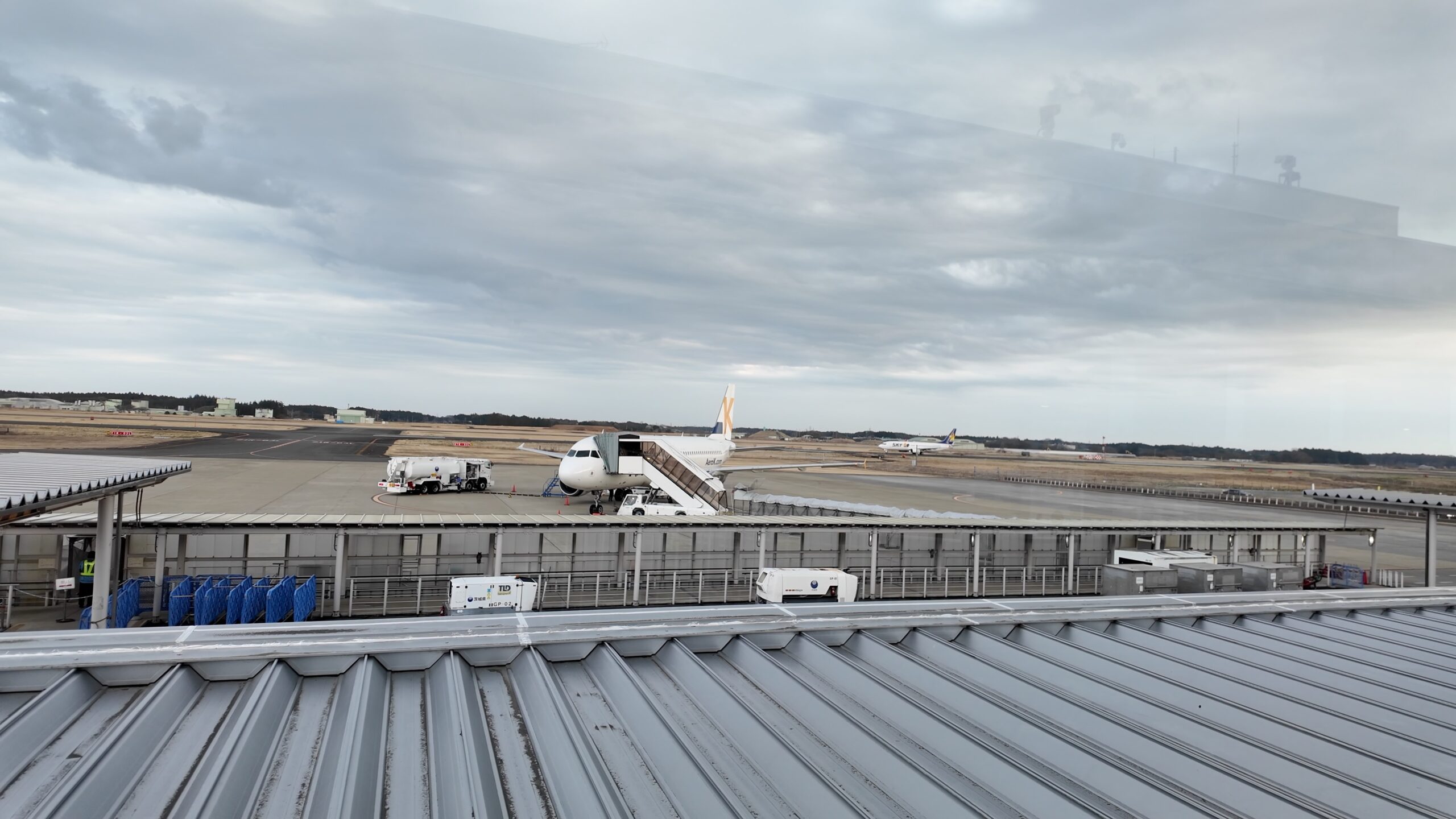 茨城空港のエプロンに駐機するエアロKのA320-200型機
