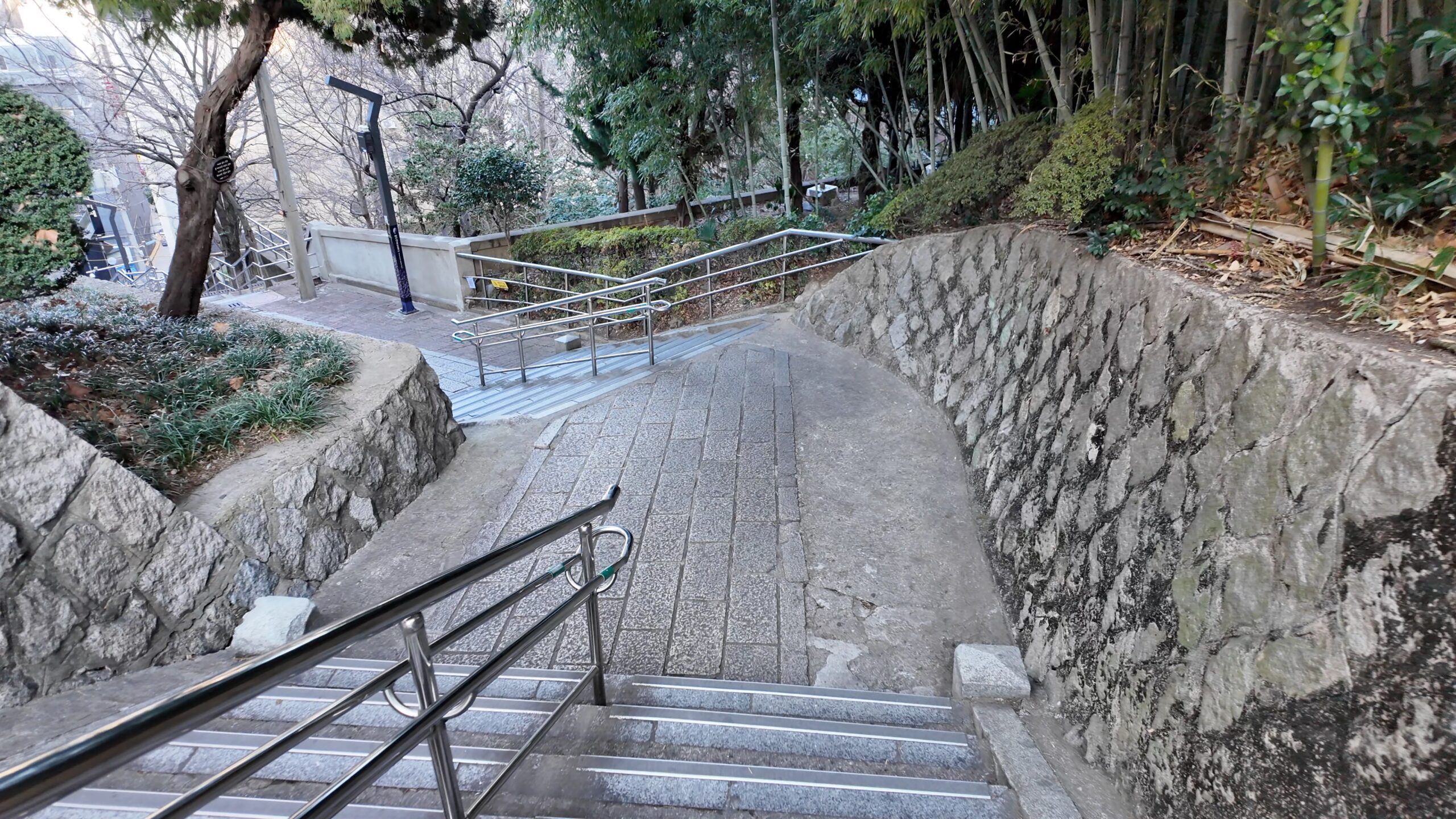 龍頭山公園からロッテ百貨店方面へ下る散策路