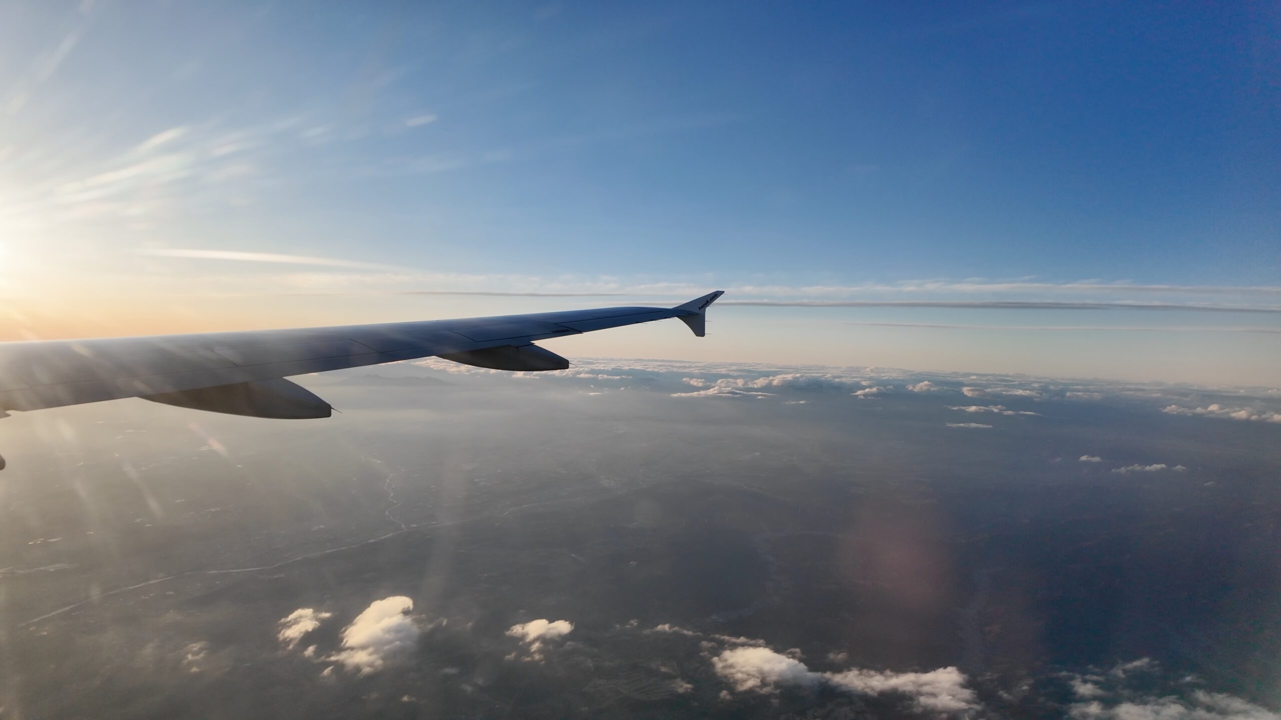 夕暮れのグラデーションが広がる上空の巡航風景