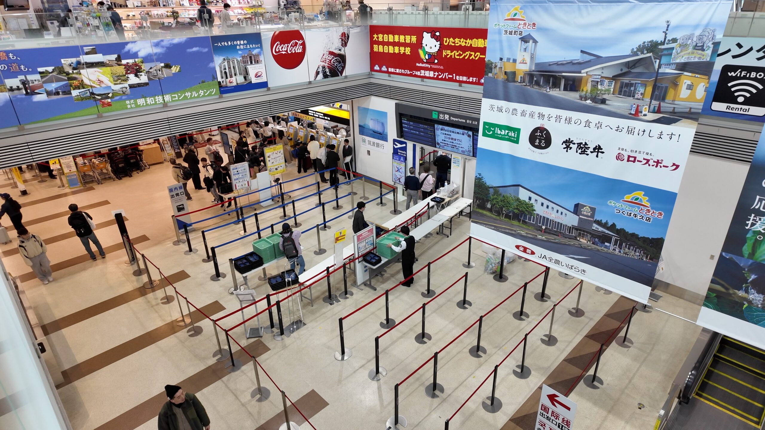 茨城空港2階から見下ろす出発ロビー