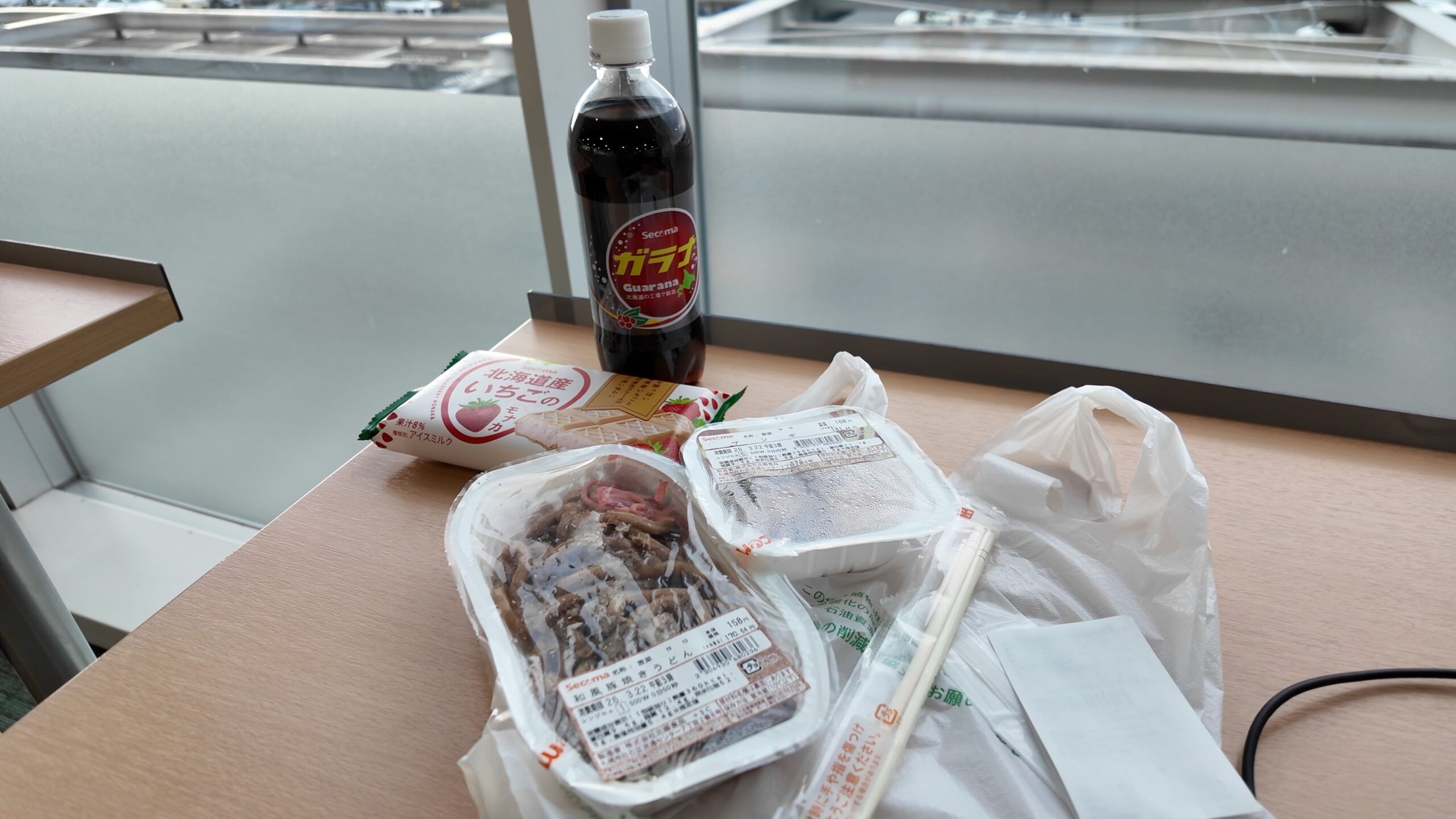 空港内セイコーマートで購入したガラナ・和風豚焼うどん・お惣菜