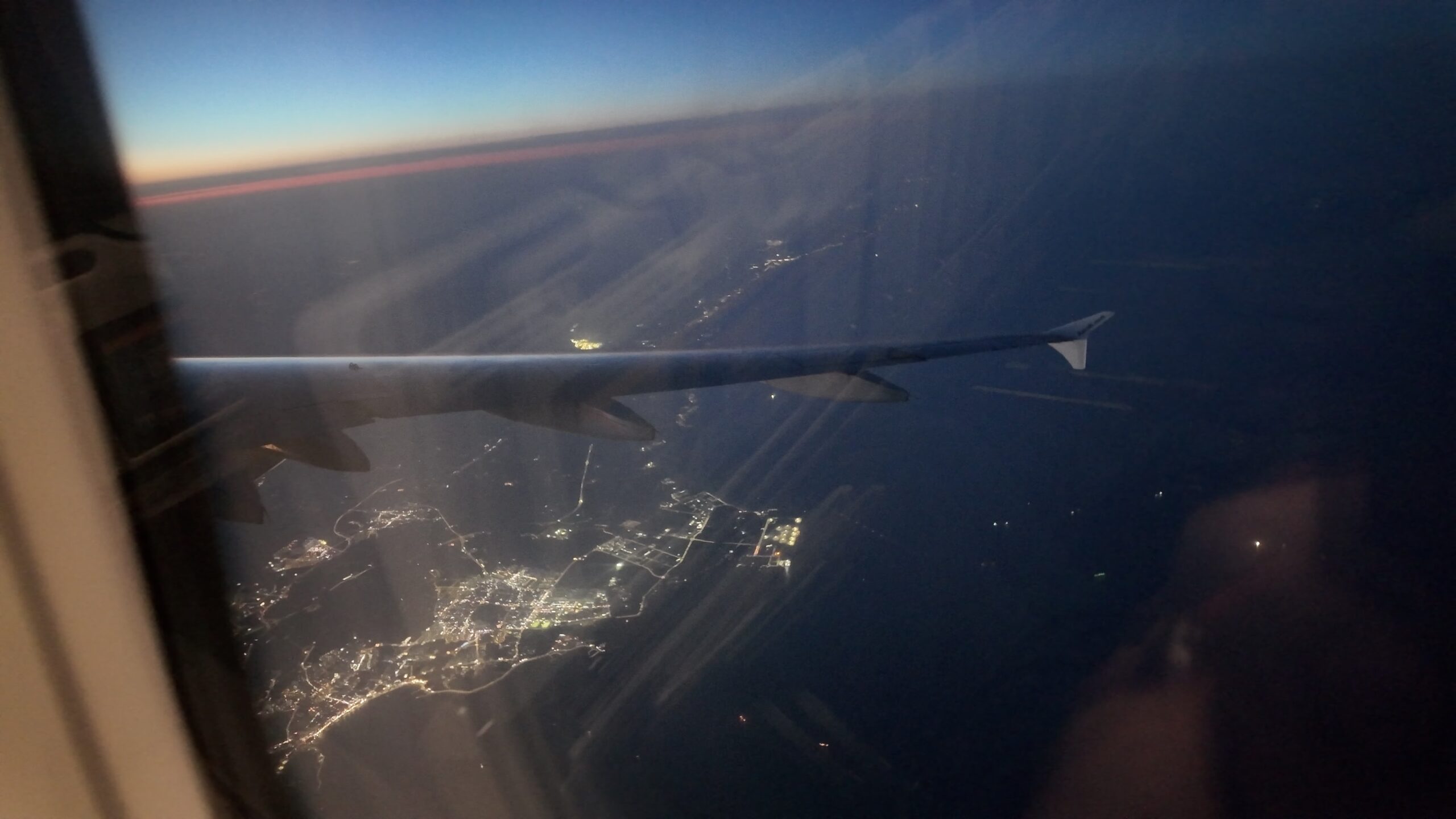 韓国上空で見えてきた街の夜景と主翼