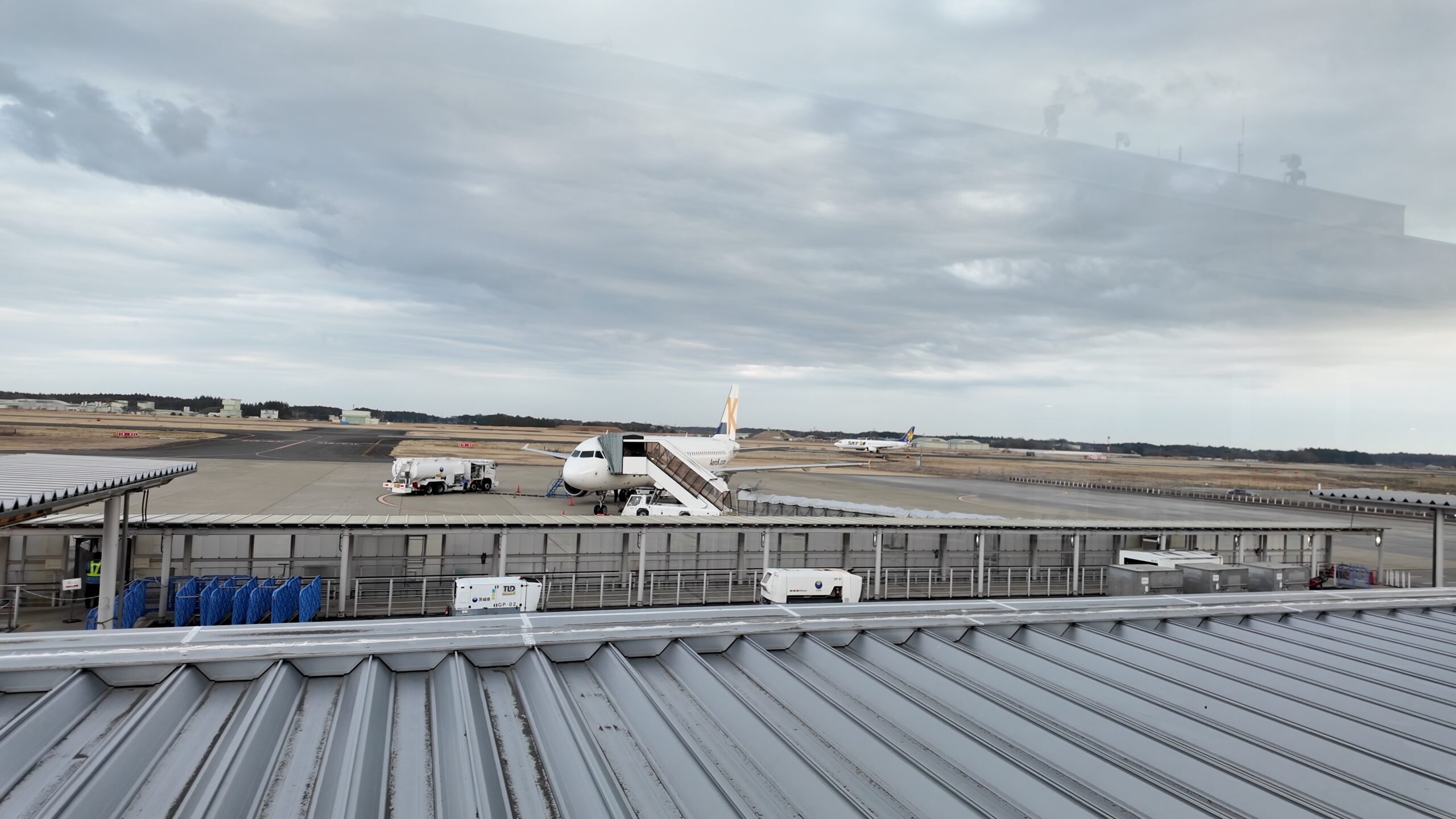 茨城空港駐機場に到着したエアロKの機体