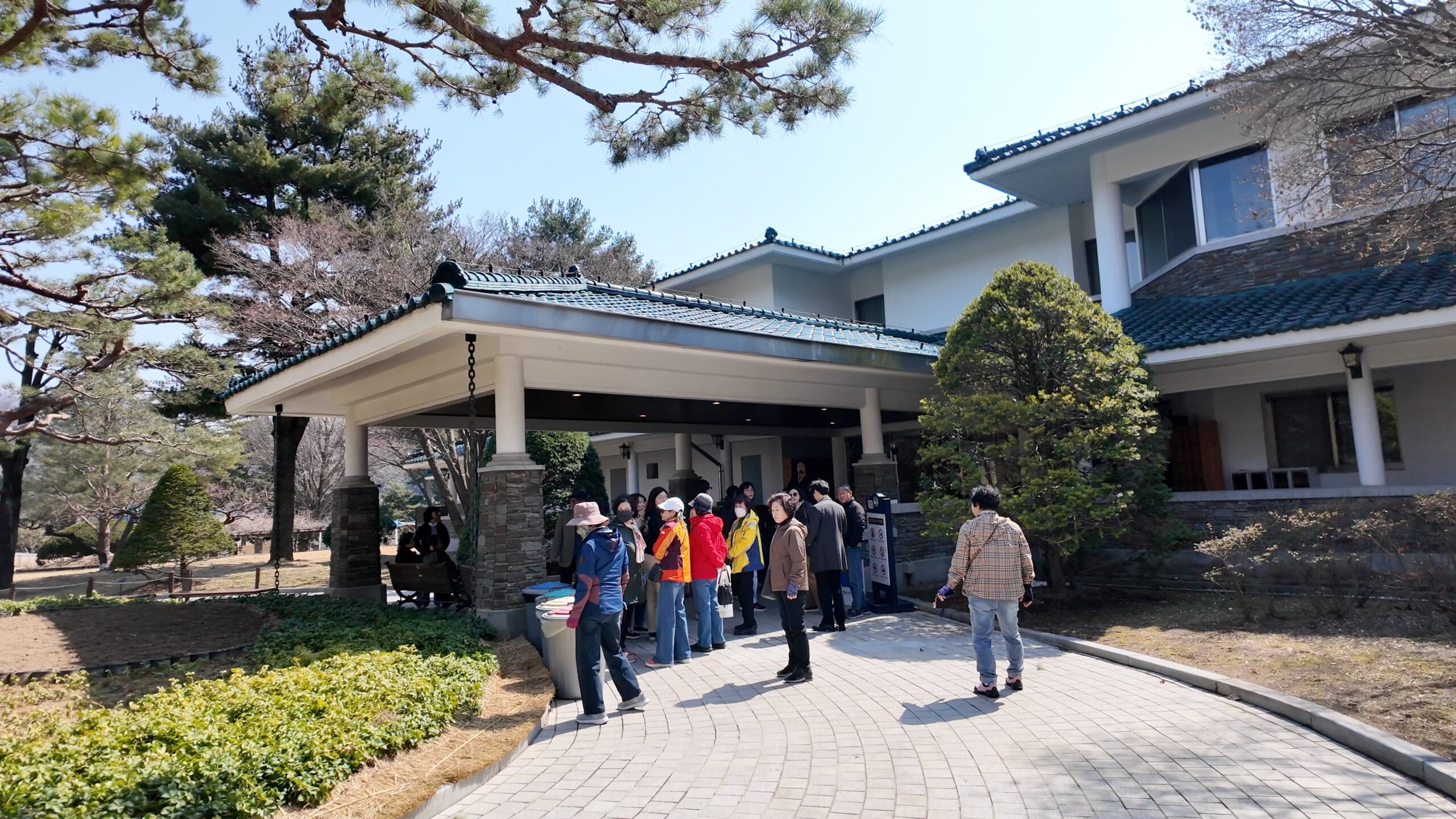 青瓦屋根が重厚な青南台本館の建物正面