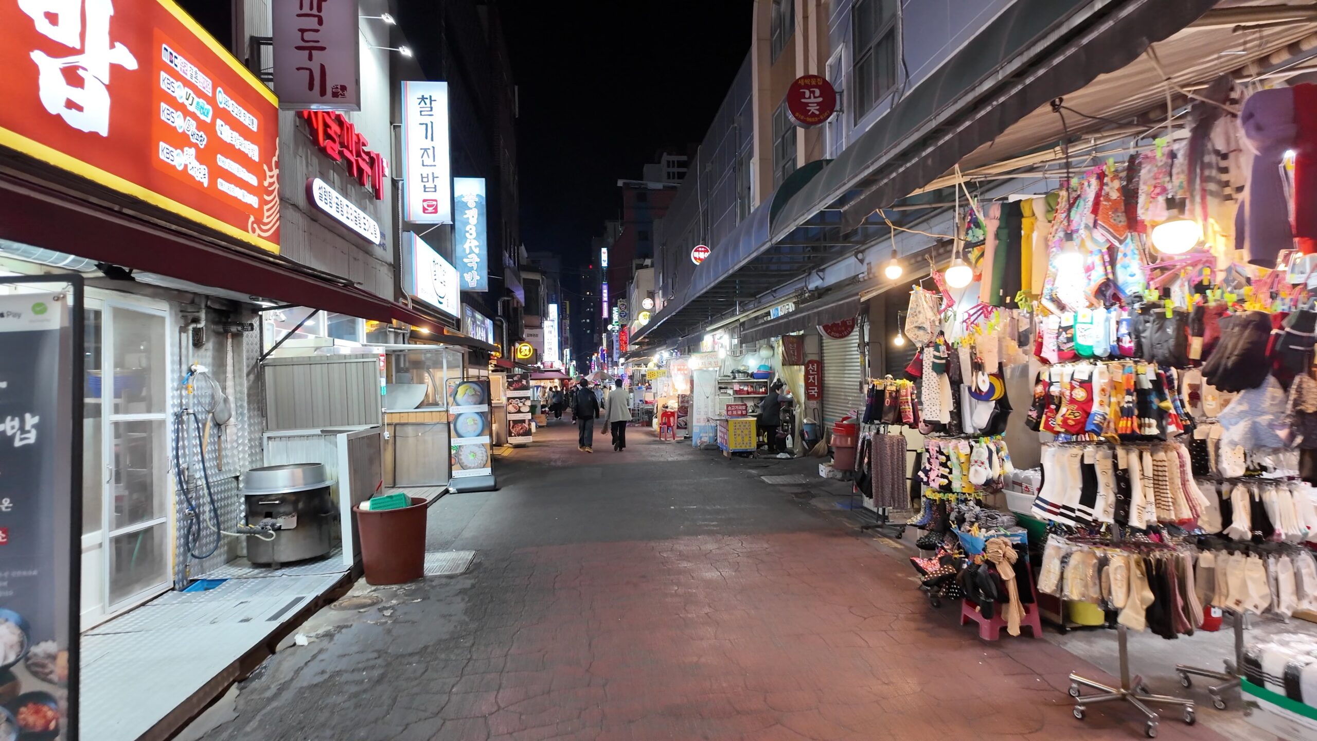 夜の西面のグルメ通り・市場通り