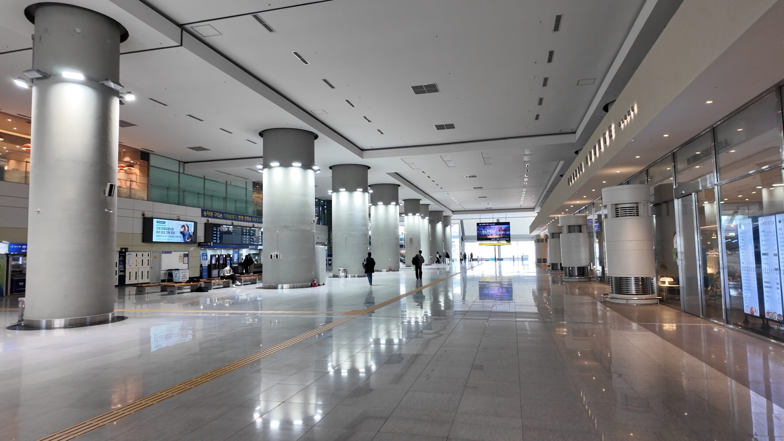 五松駅の構内コンコース
