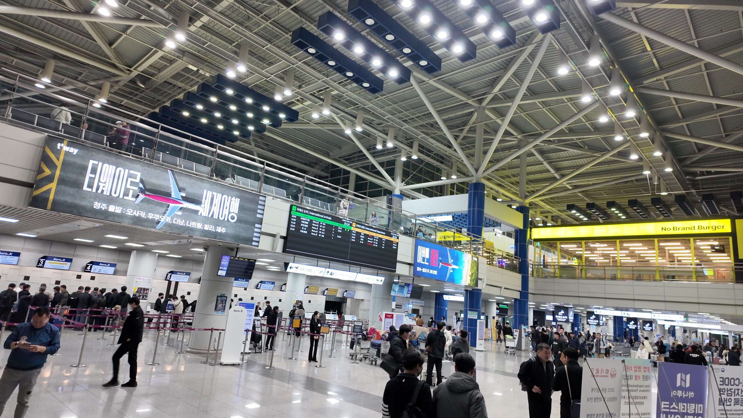 清州国際空港のチェックインカウンターと出発ロビー
