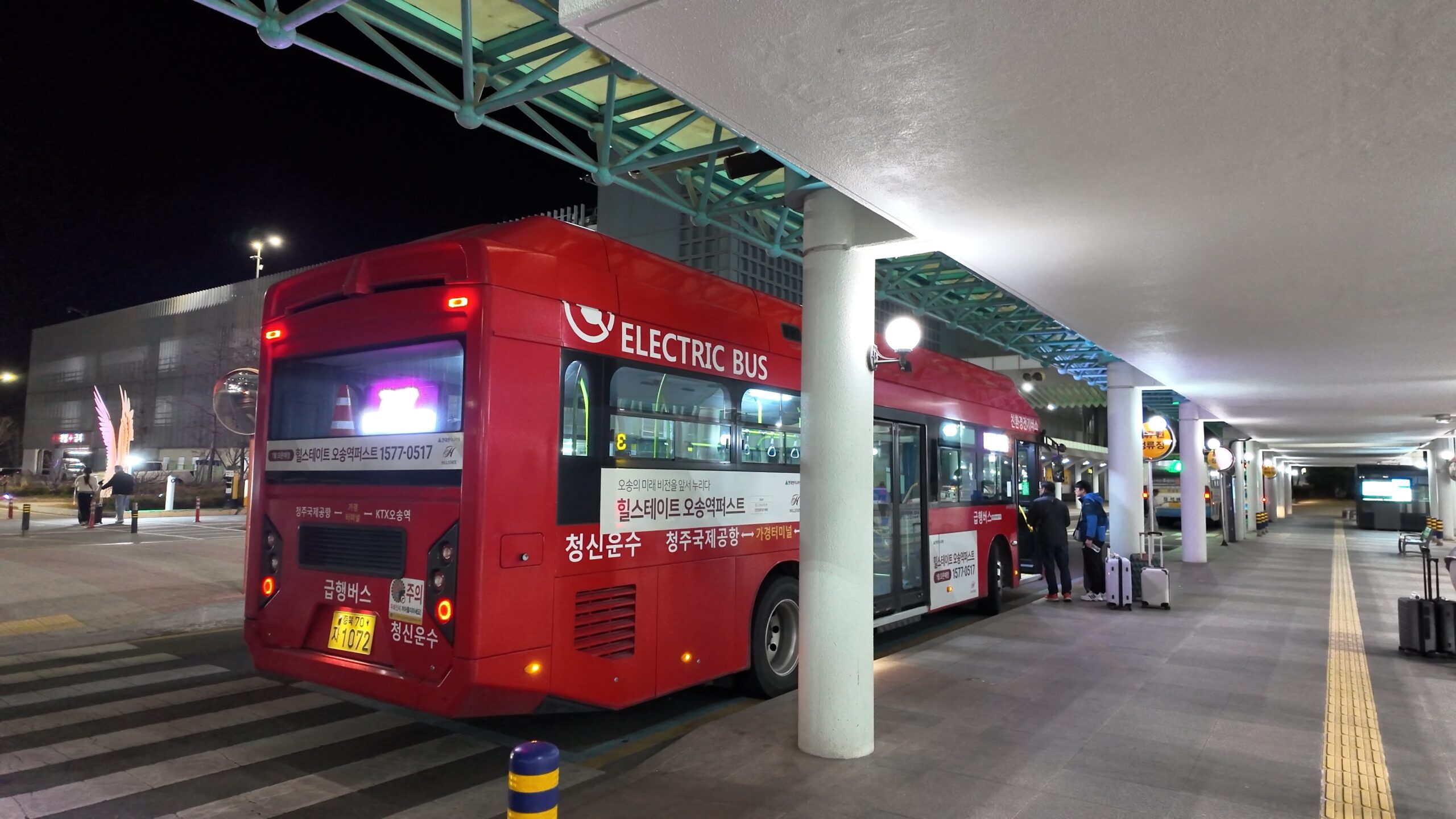 清州国際空港前のバス乗り場に到着した急行747番の赤い電気バス