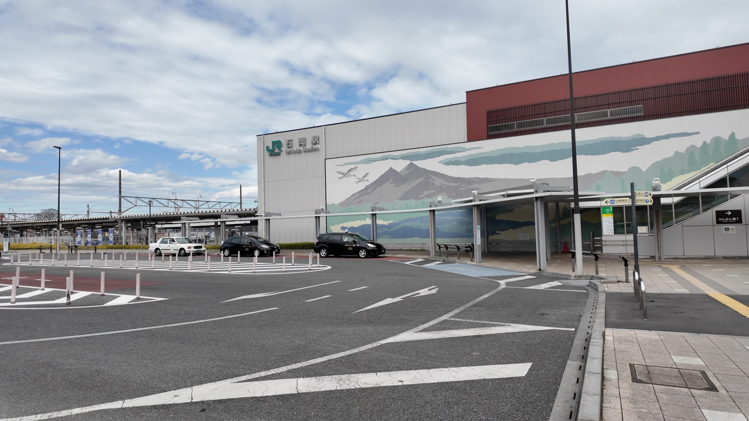 JR石岡駅西口駅舎とロータリー