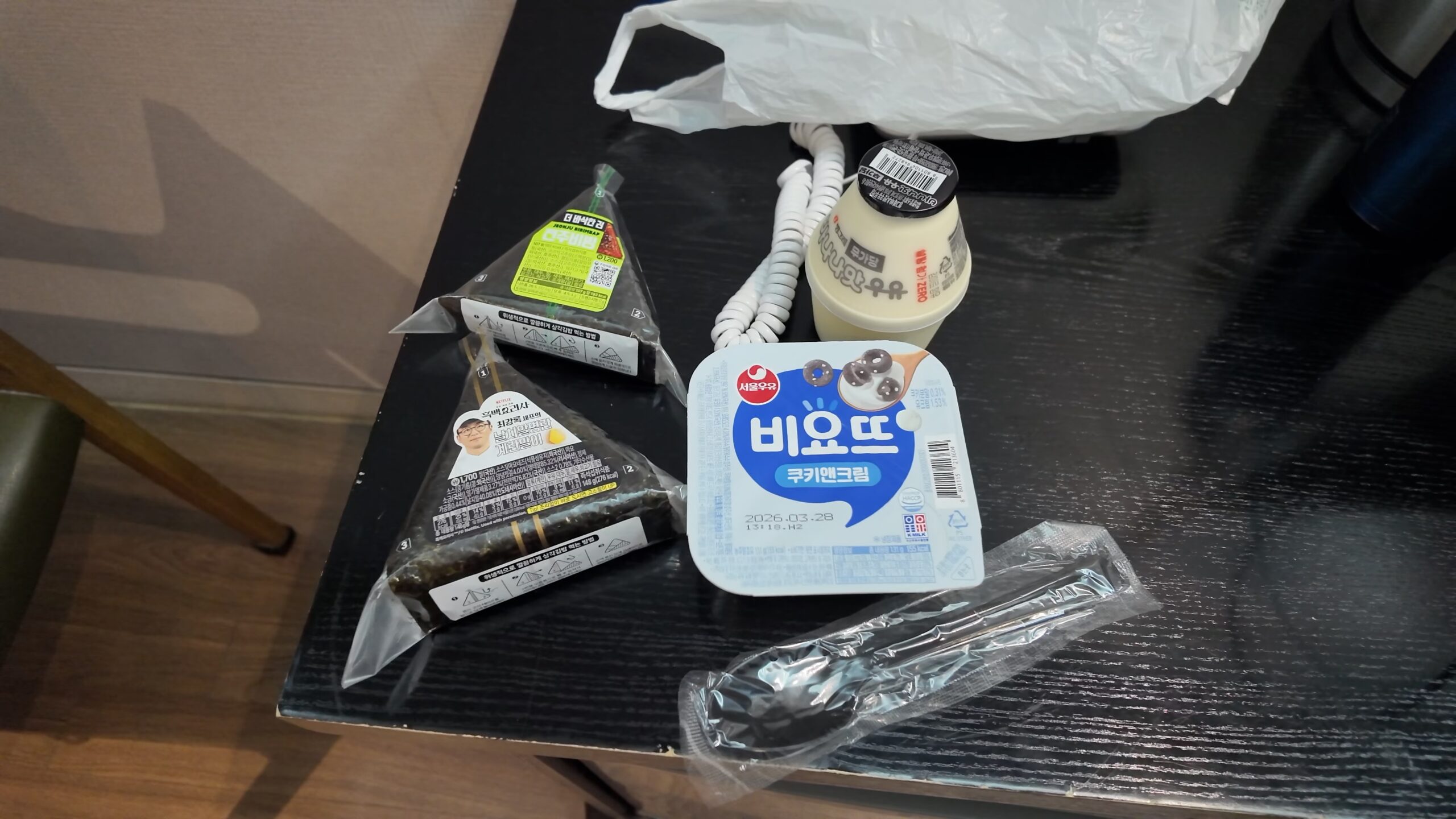韓国コンビニで購入した朝食（おにぎり・ビヨット・バナナウユ）