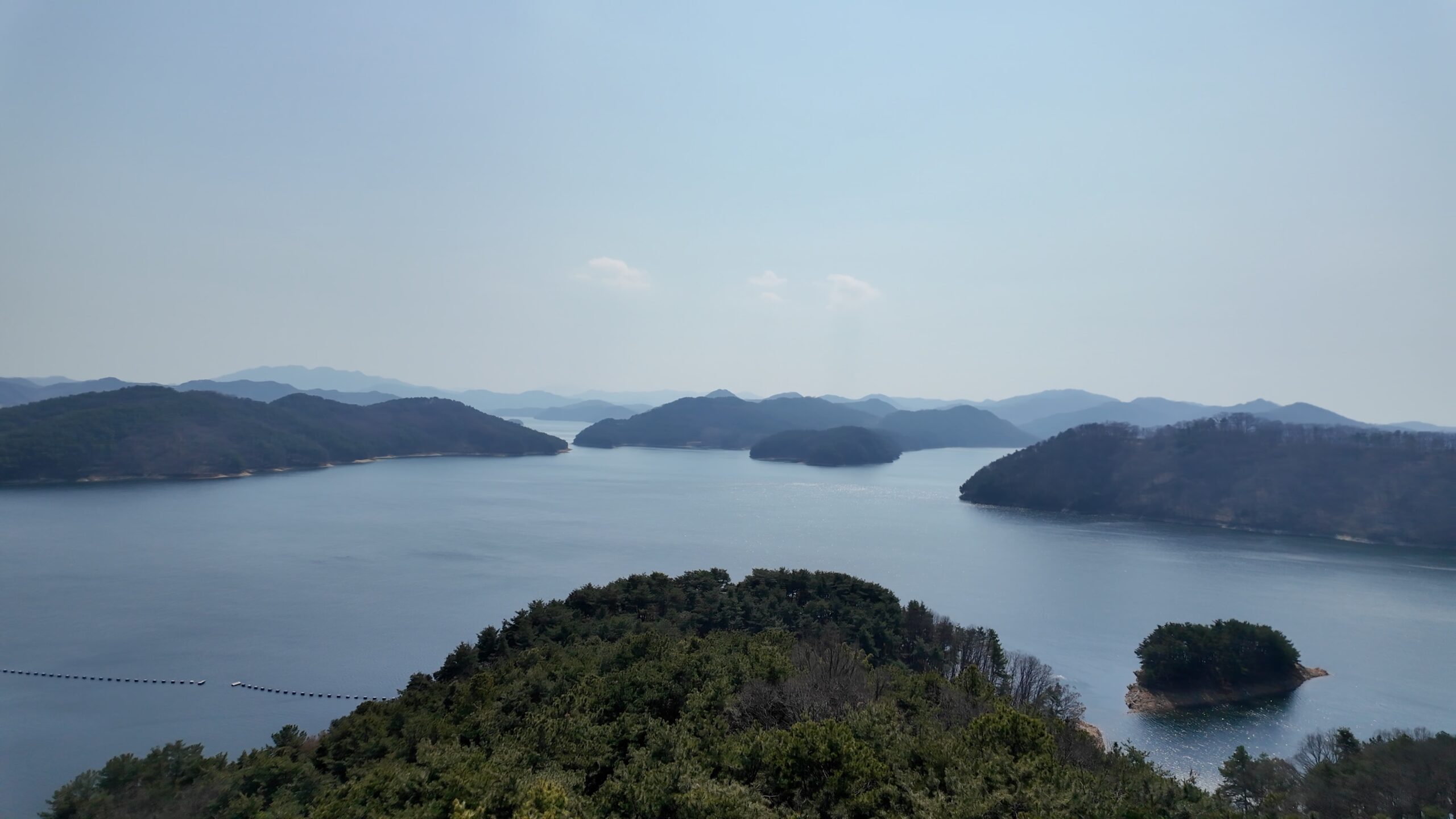 展望タワーから見下ろす大清湖の大パノラマ