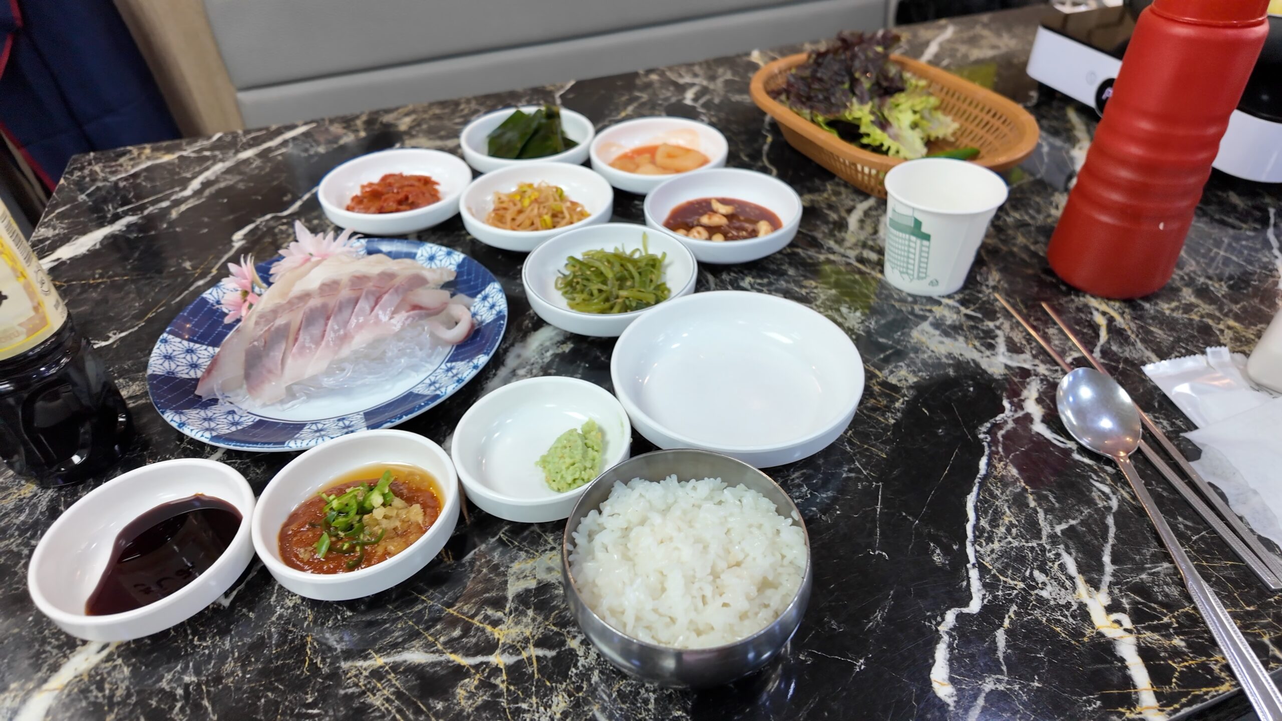 韓国スタイルの美味しい刺身定食