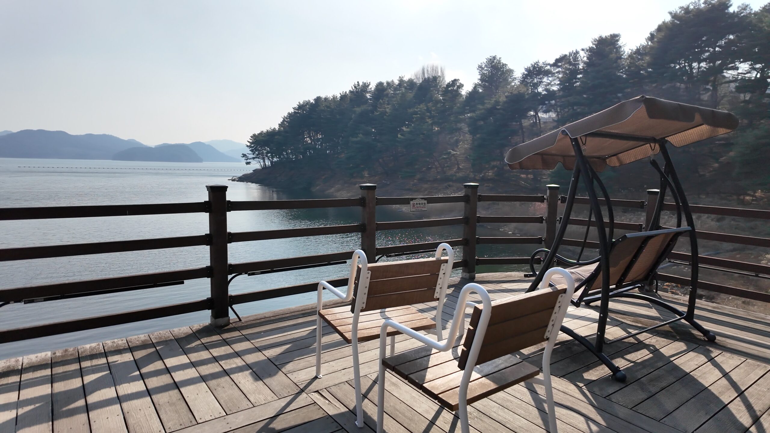 大清湖を望むブランコ付きの展望テラス