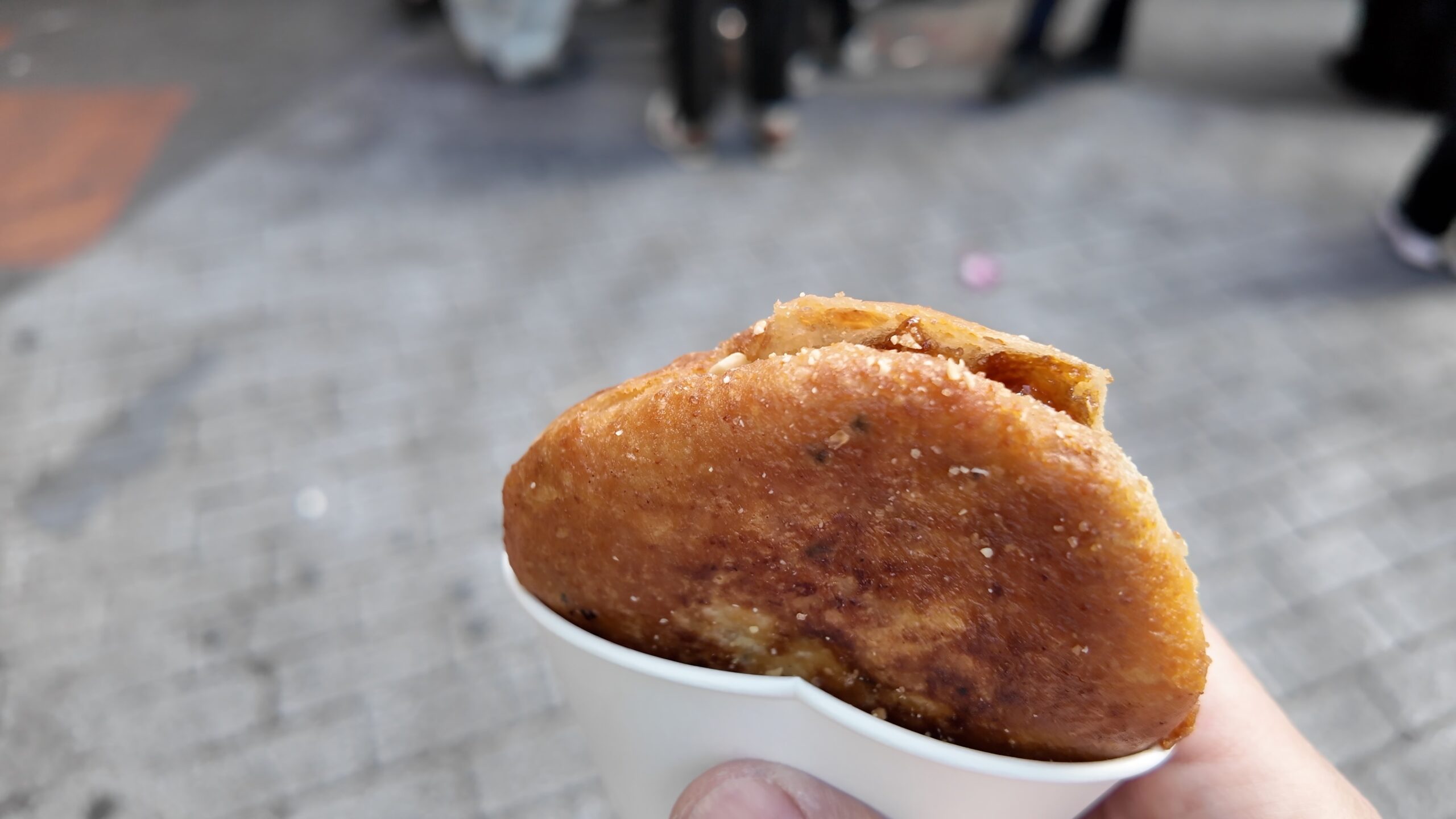BIFF広場名物のシアホットク（ナッツ入りホットク）
