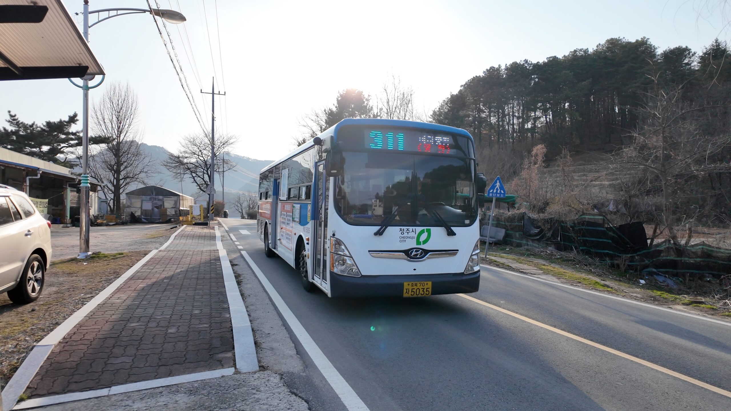 バス停に到着した311番市内バス
