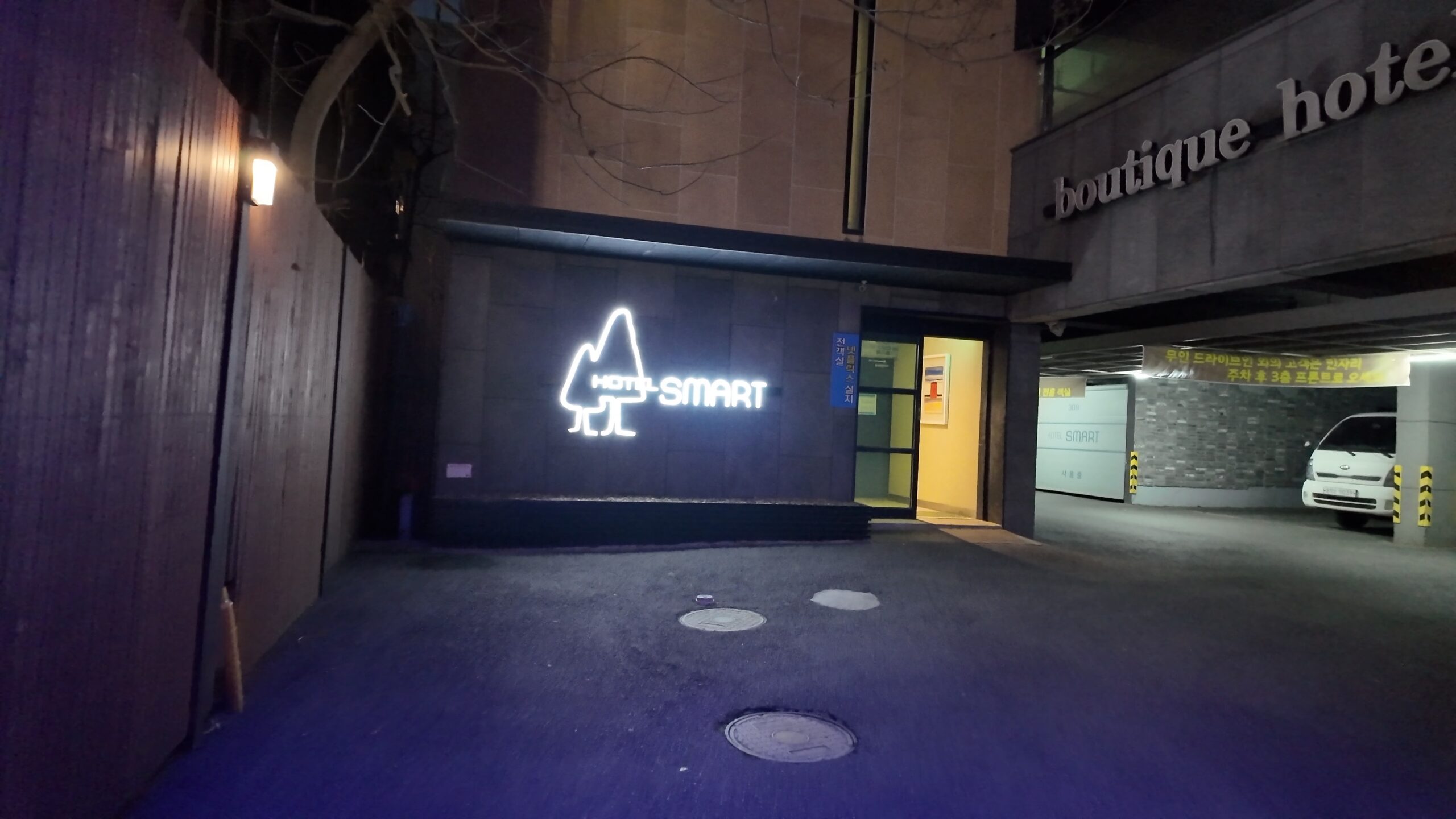 宿泊先のHOTEL SMART外観