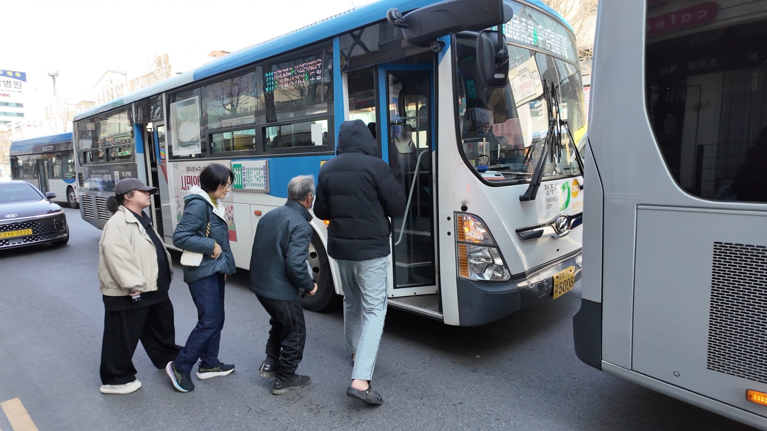 清州市内のバス乗り場から311番バスに乗車