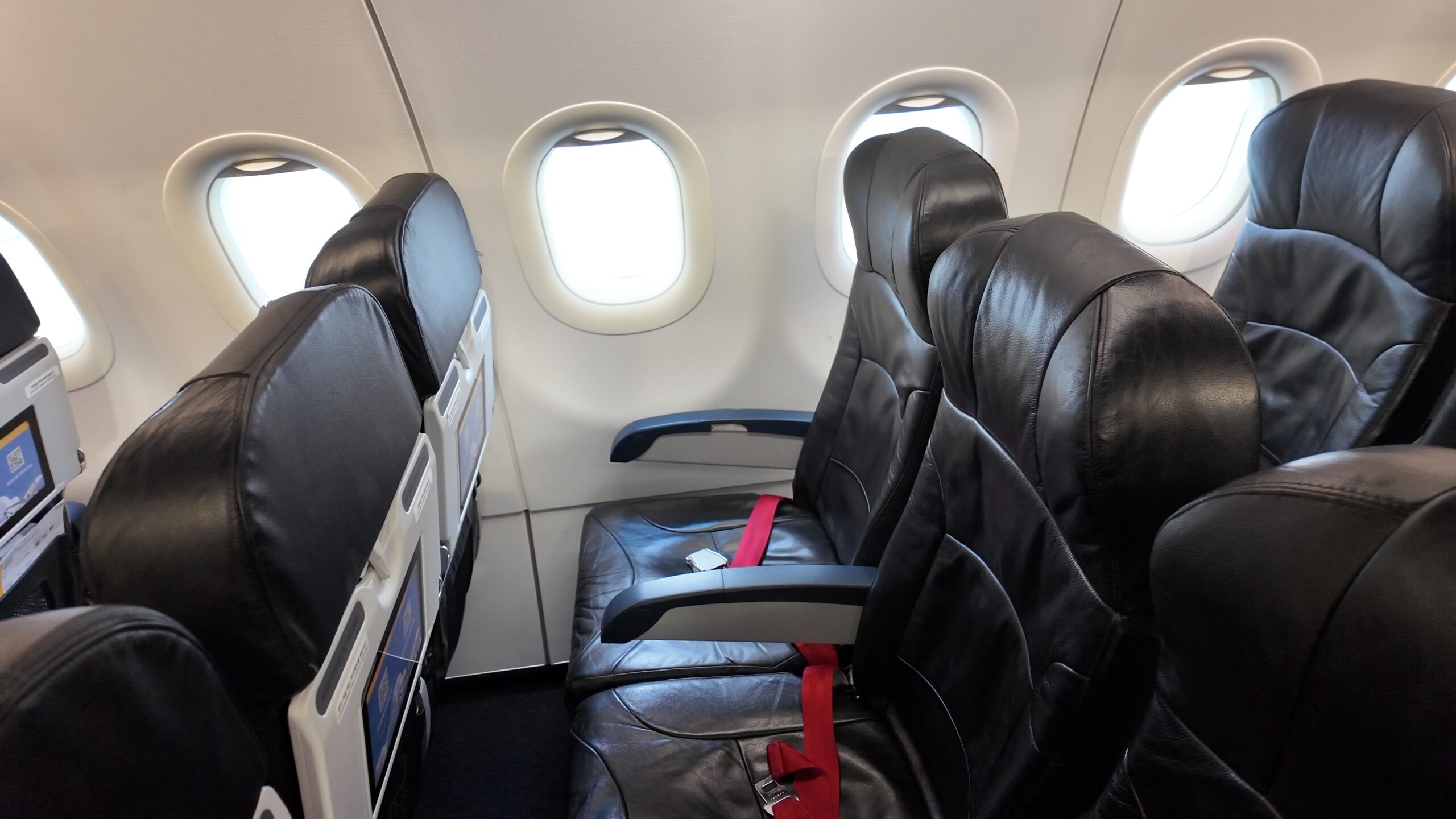 エアロK（A320-200）の黒いレザーシート