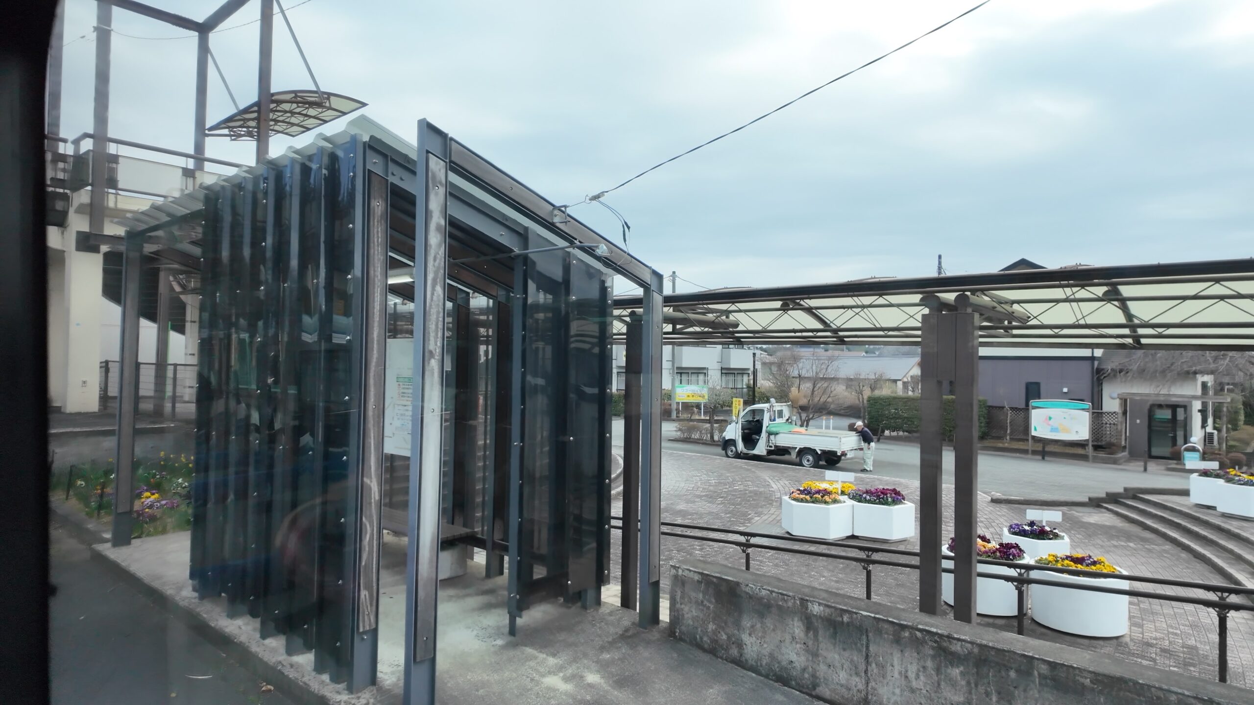 旧鹿島鉄道跡地のバス専用道（かしてつバスBRT）停留所