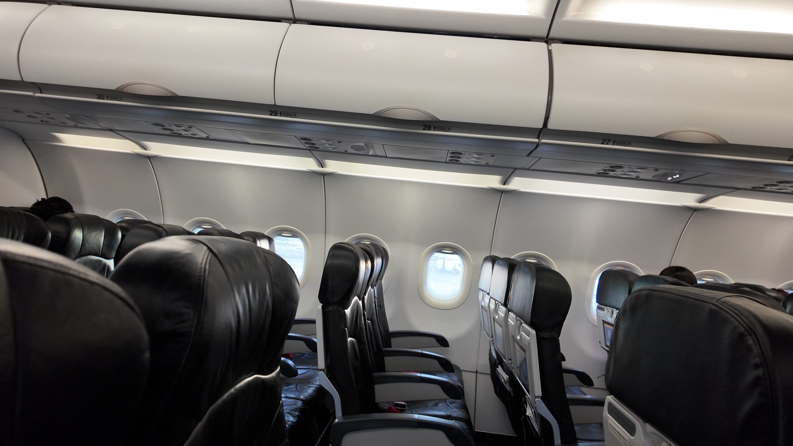 エアロKの機内全景と頭上収納棚