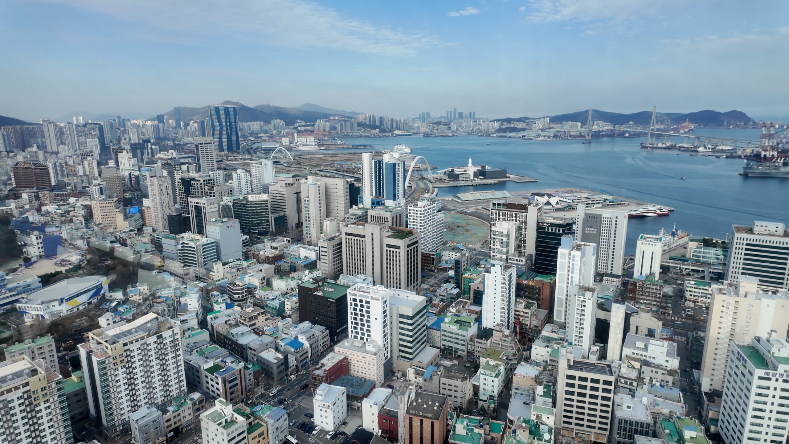 釜山タワー展望台から眺める釜山港と高層ビル群