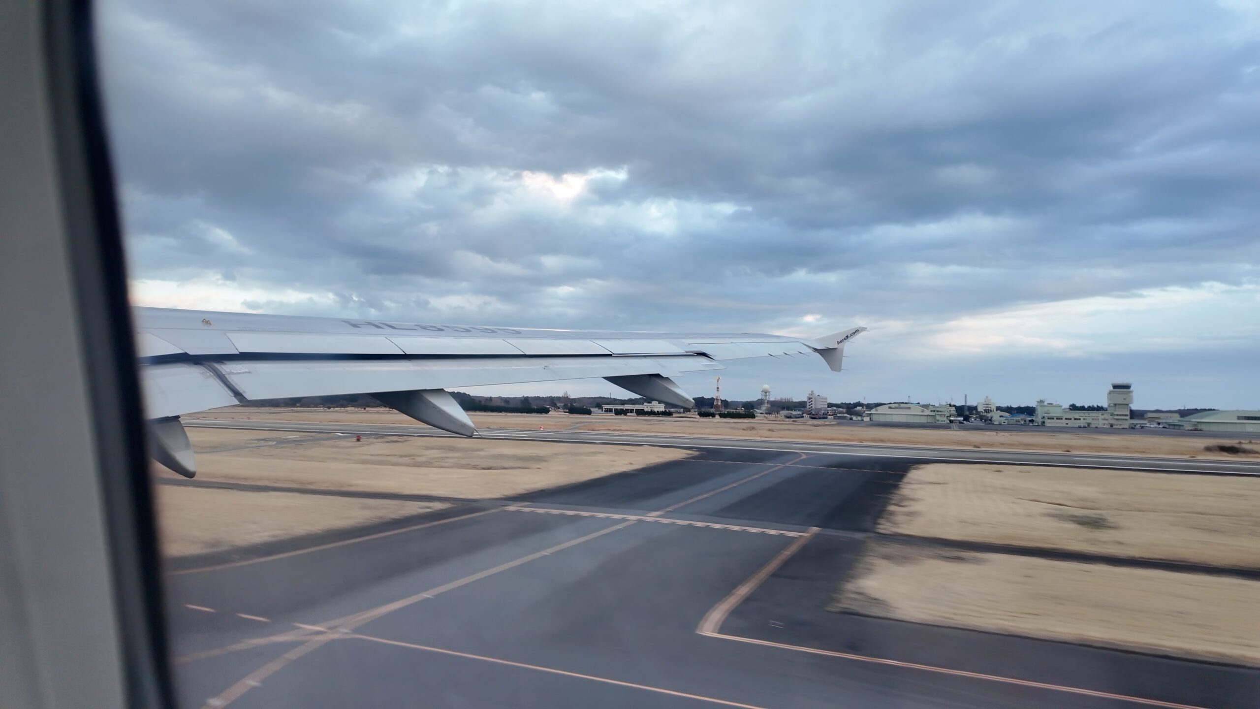 茨城空港の滑走路を走行中の機窓風景
