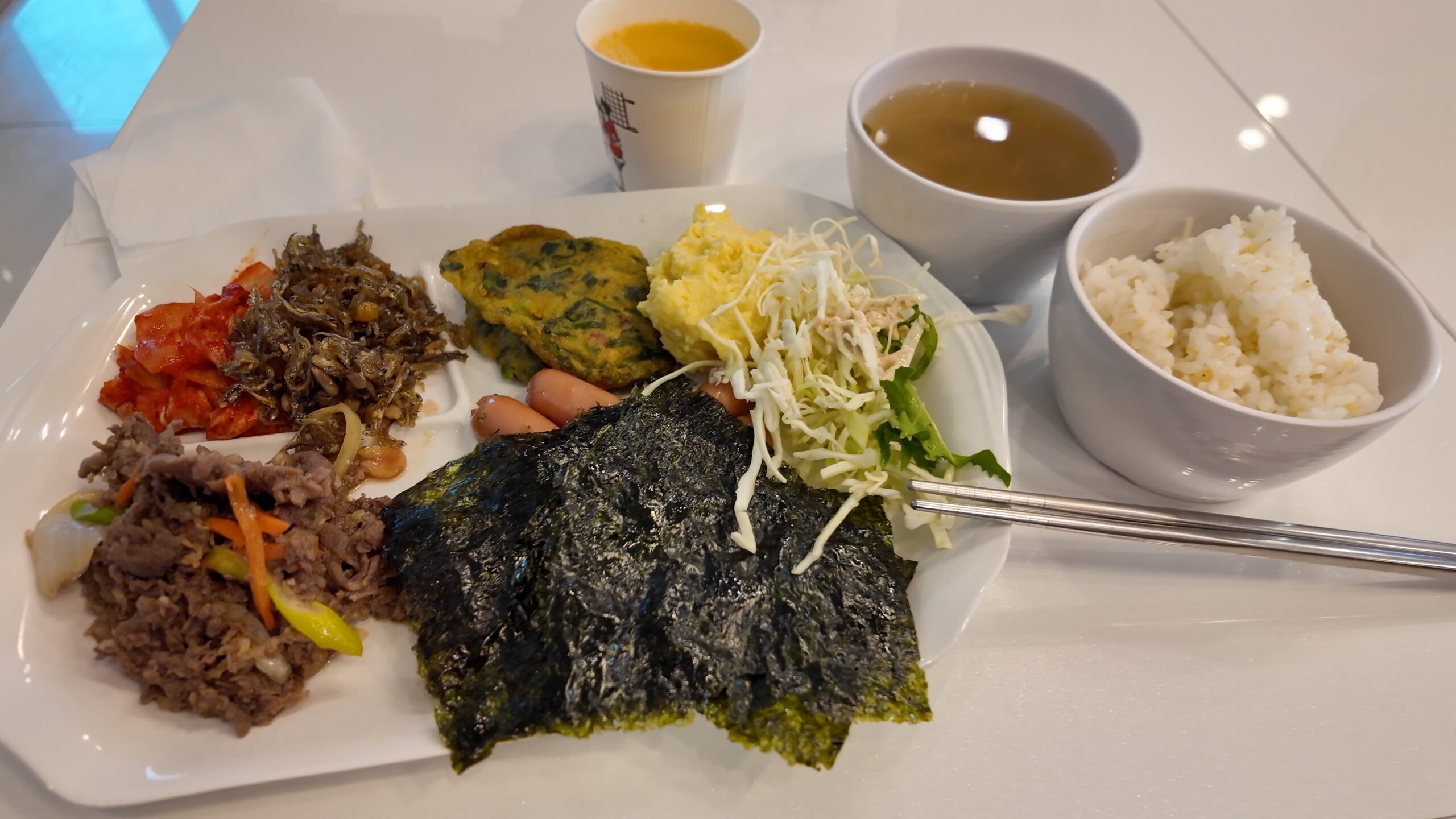 東横インの充実した朝食バイキング（プルコギ、チヂミ、韓国海苔、キムチなど）