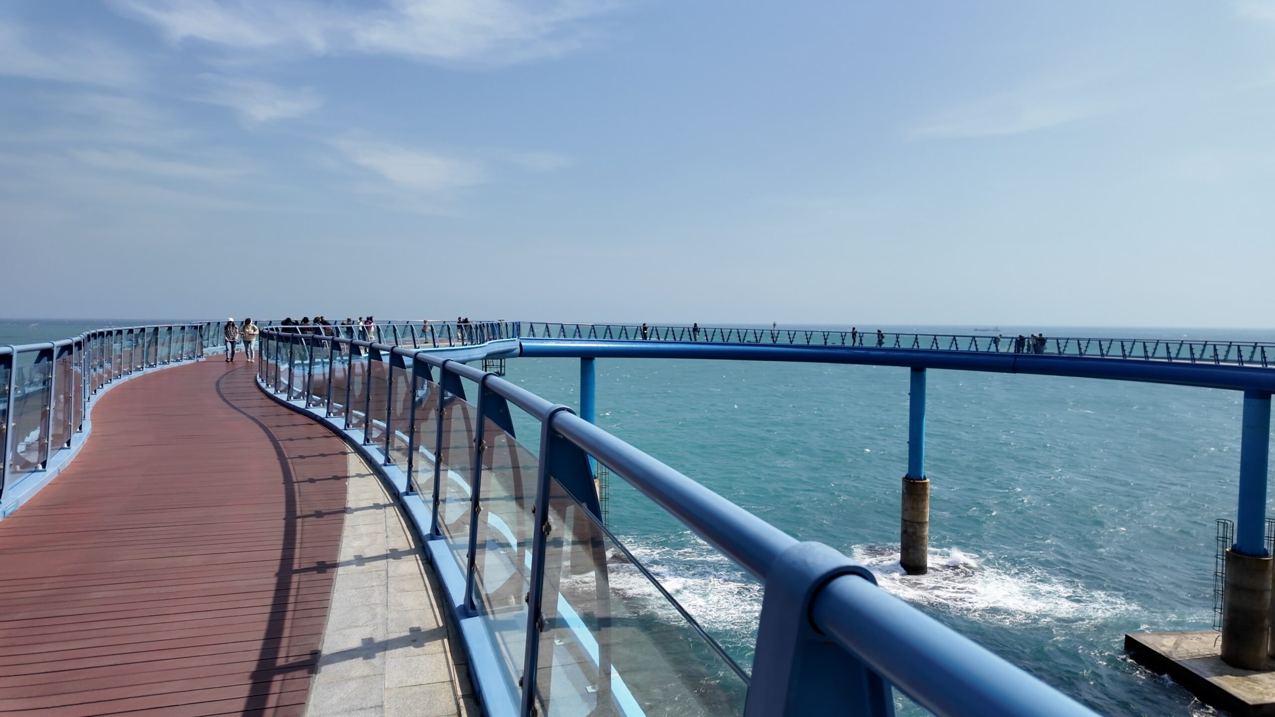 海上に突き出た青沙浦ダリドル展望台の全景