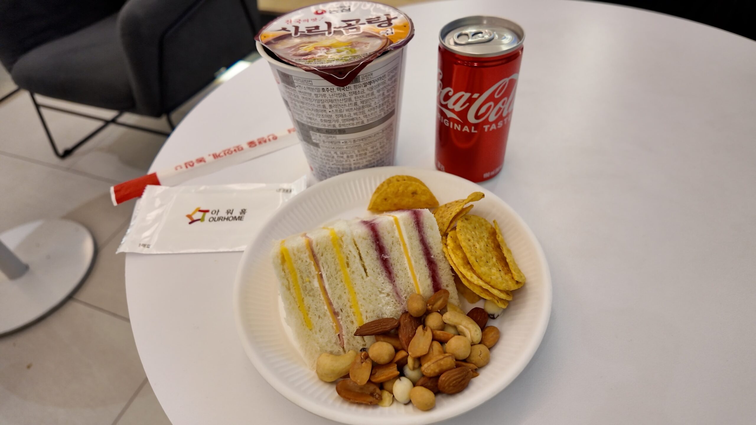 エアプサンラウンジでいただいたサンドイッチとサリコムタンのカップ麺