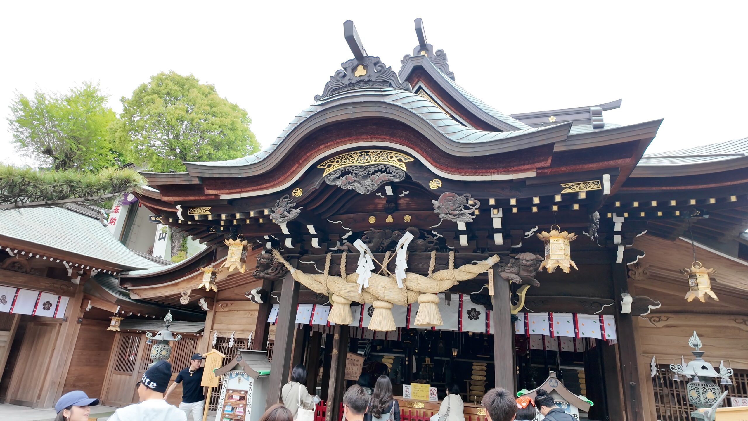櫛田神社の本殿と立派なしめ縄