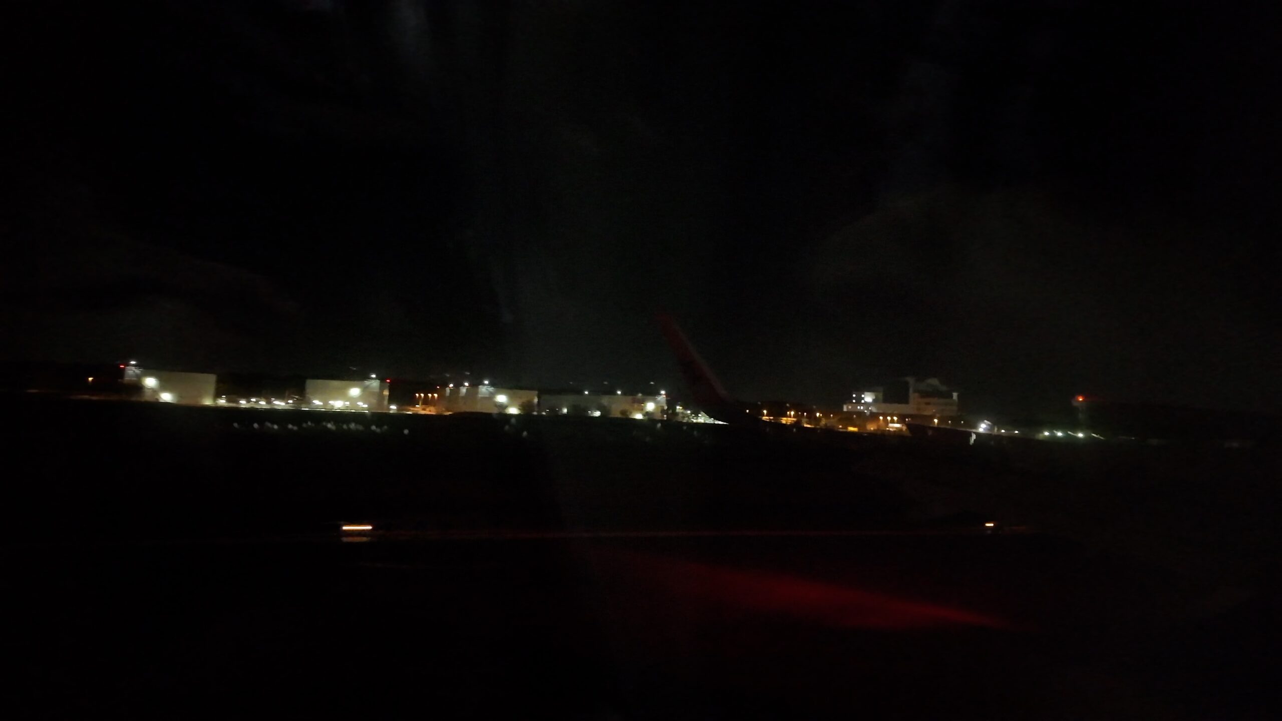 夜の成田空港滑走路に着陸した際の機窓からの夜景