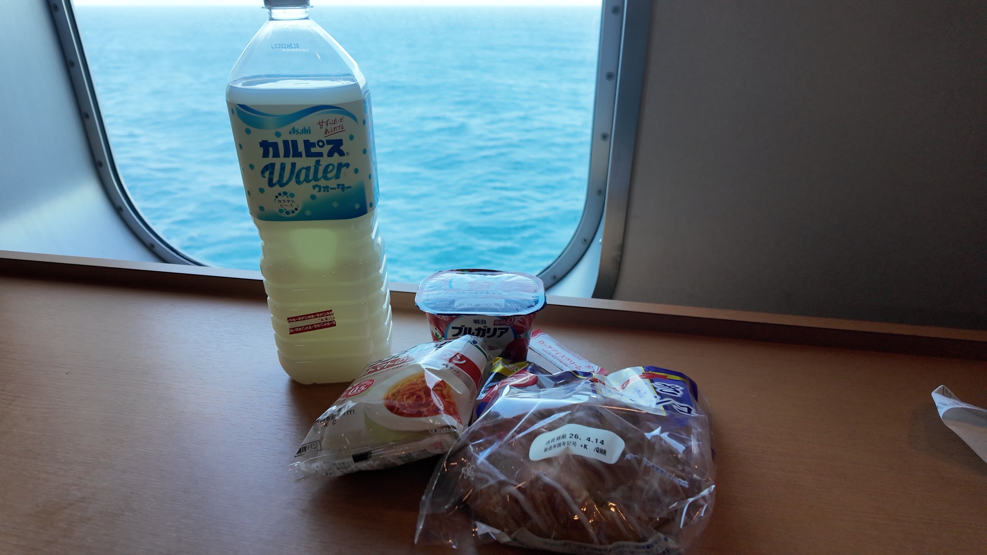 海を眺めながら食べる持ち込みの朝食セット