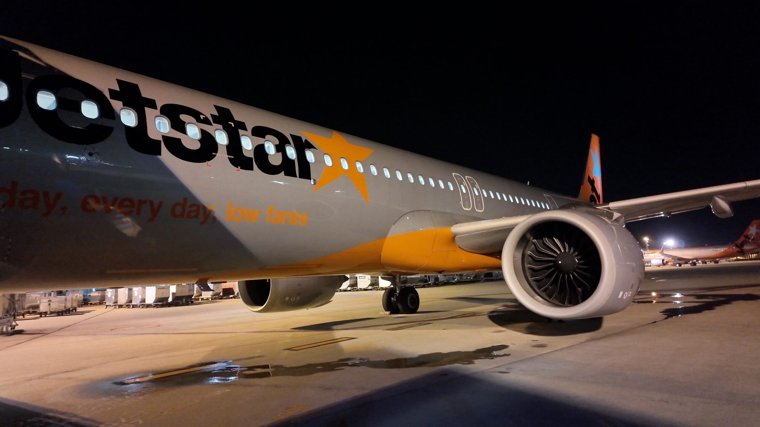成田空港オープンスポットに駐機するジェットスターA321neoLR