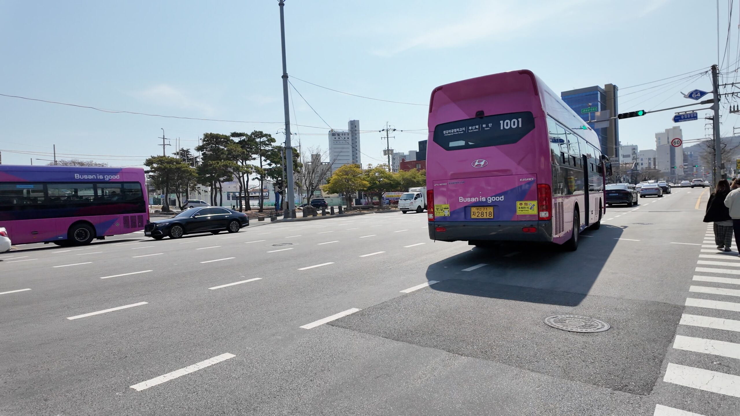 バス停から次の目的地へ向かう1001番バス（Busan is goodラッピング）