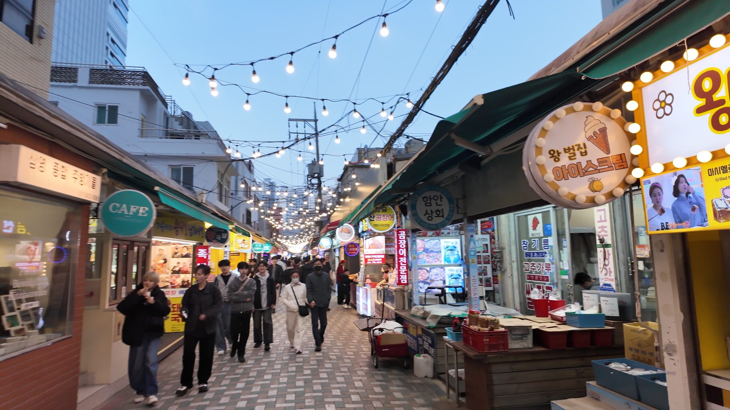 飲食店が立ち並ぶ海雲台伝統市場のアーケード