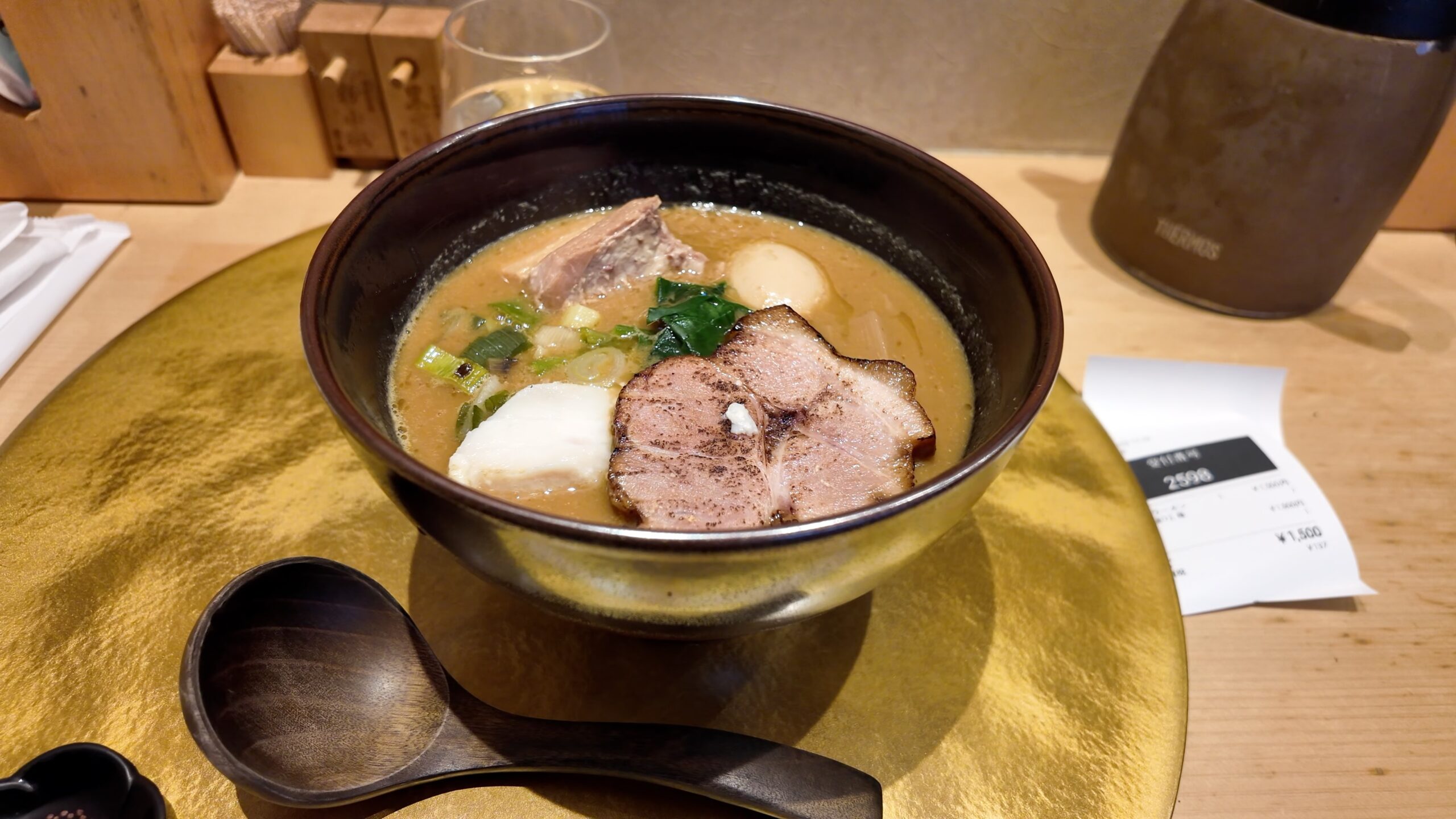 麺屋
梅ノ木の贅沢なこだわり特製ラーメン