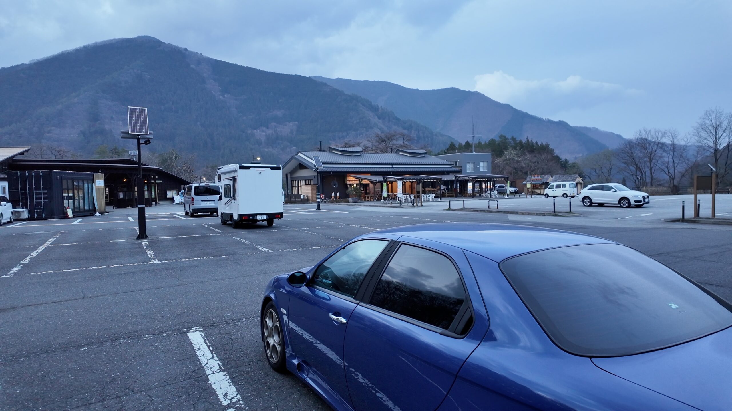夕暮れ時の道の駅こすげ駐車場に佇むアルファロメオ156GTA