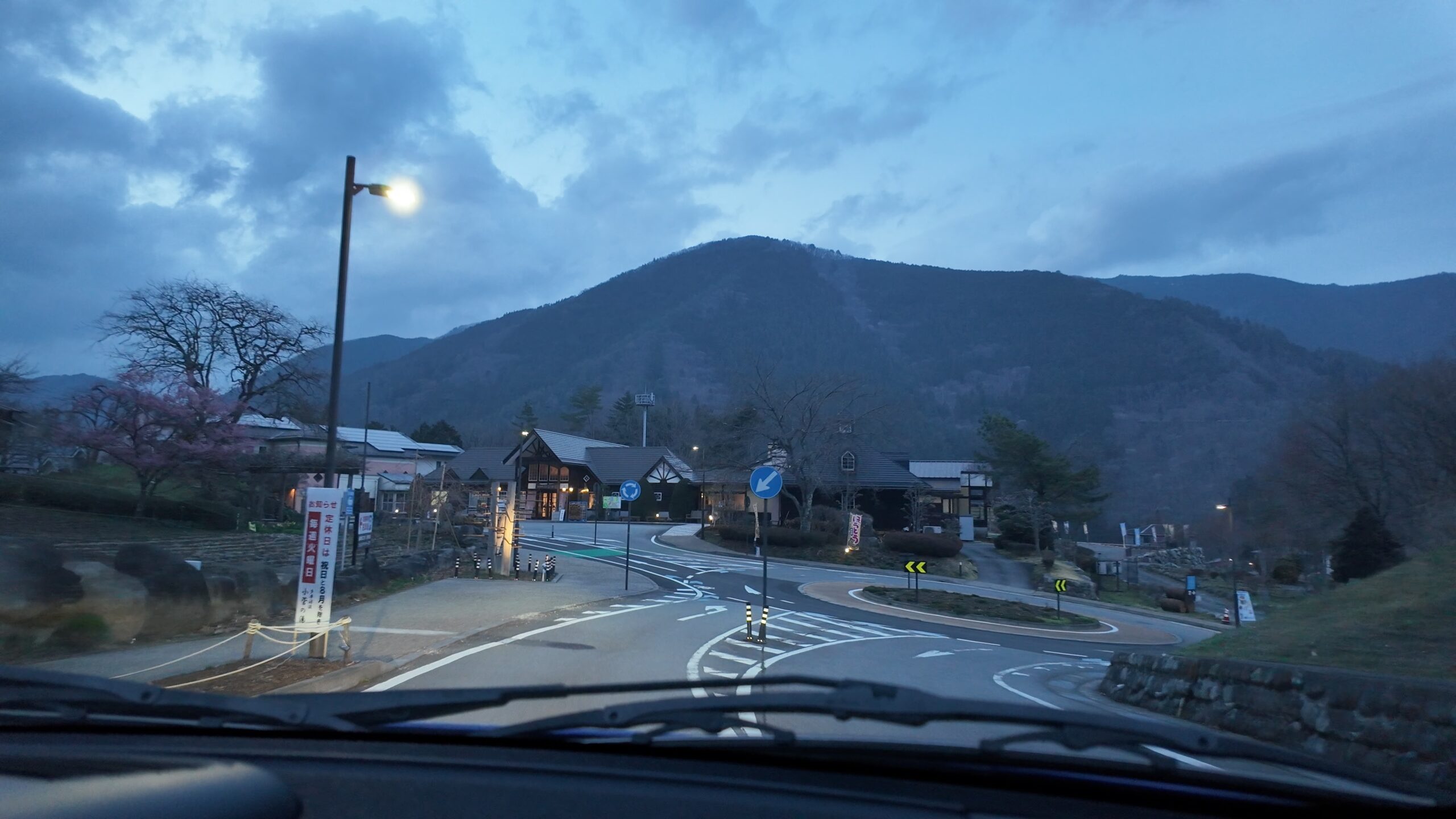夕暮れの小菅村ラウンドアバウトから帰路につく瞬間