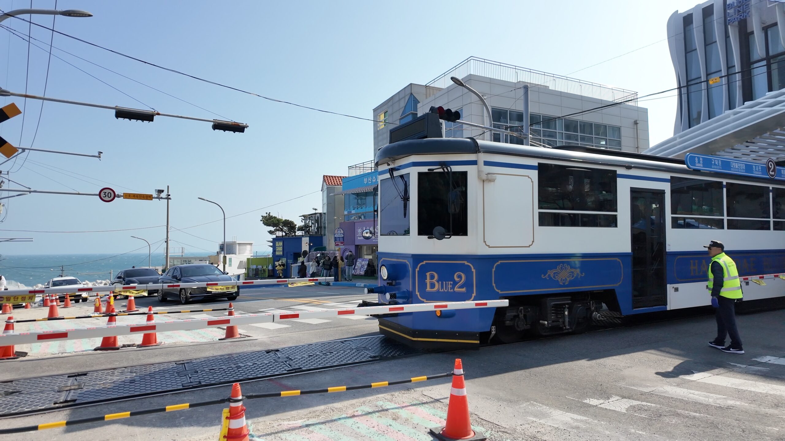 青沙浦の踏切を通過するビーチトレイン