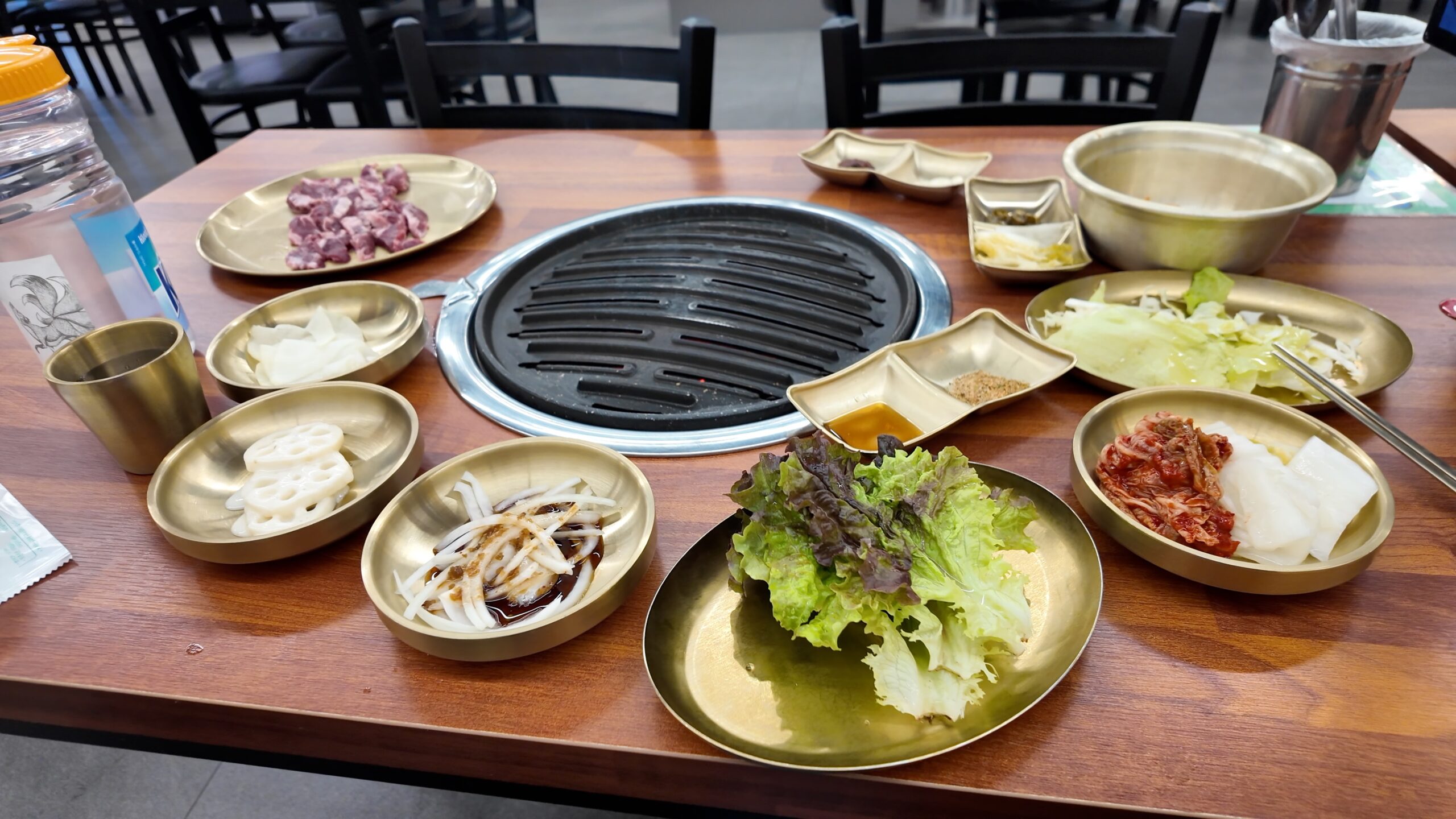 真鍮の器に盛られたおかずとお肉が並ぶテーブル
