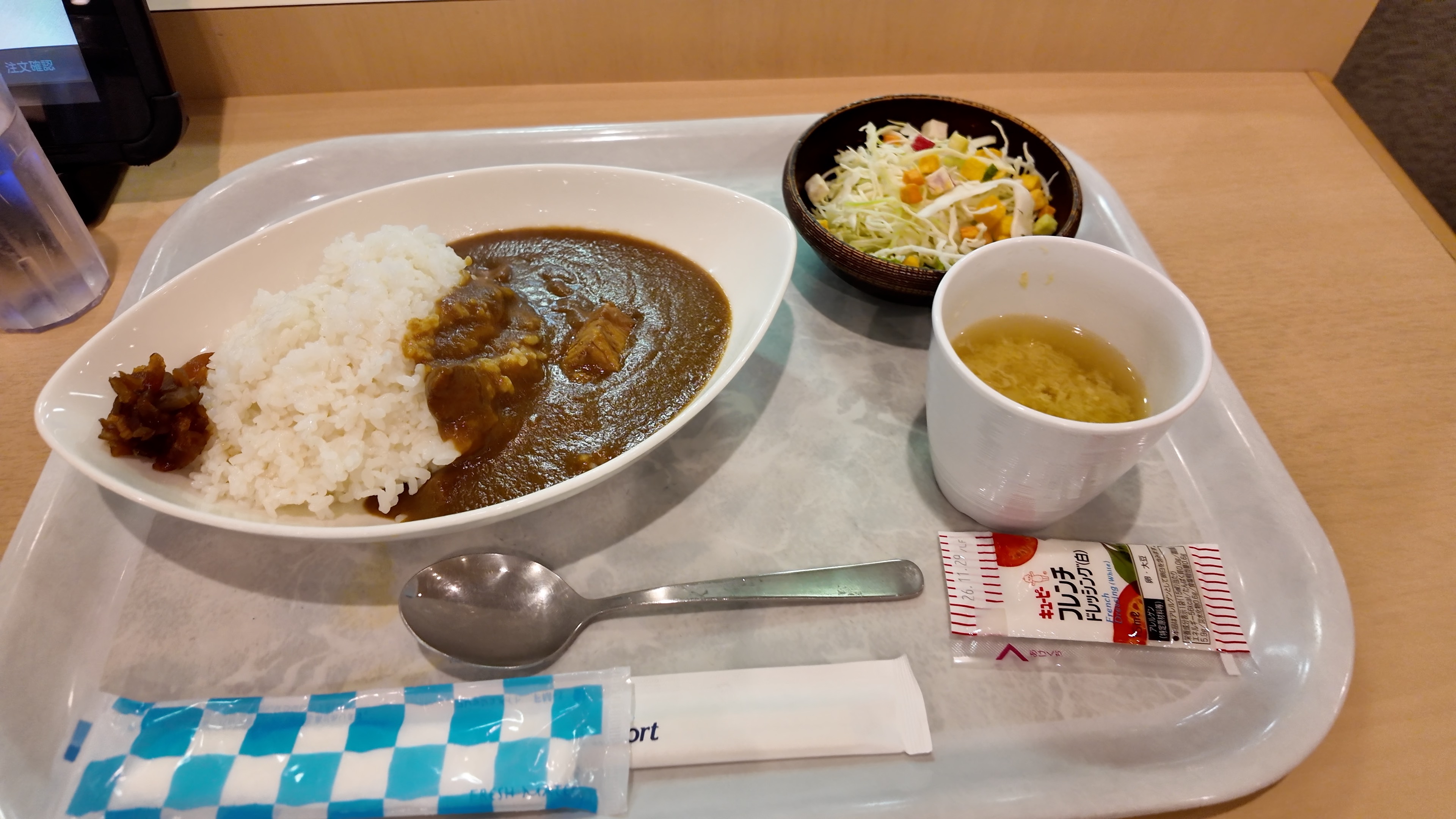 船内レストランの夕食・オリジナルカレーとサラダ