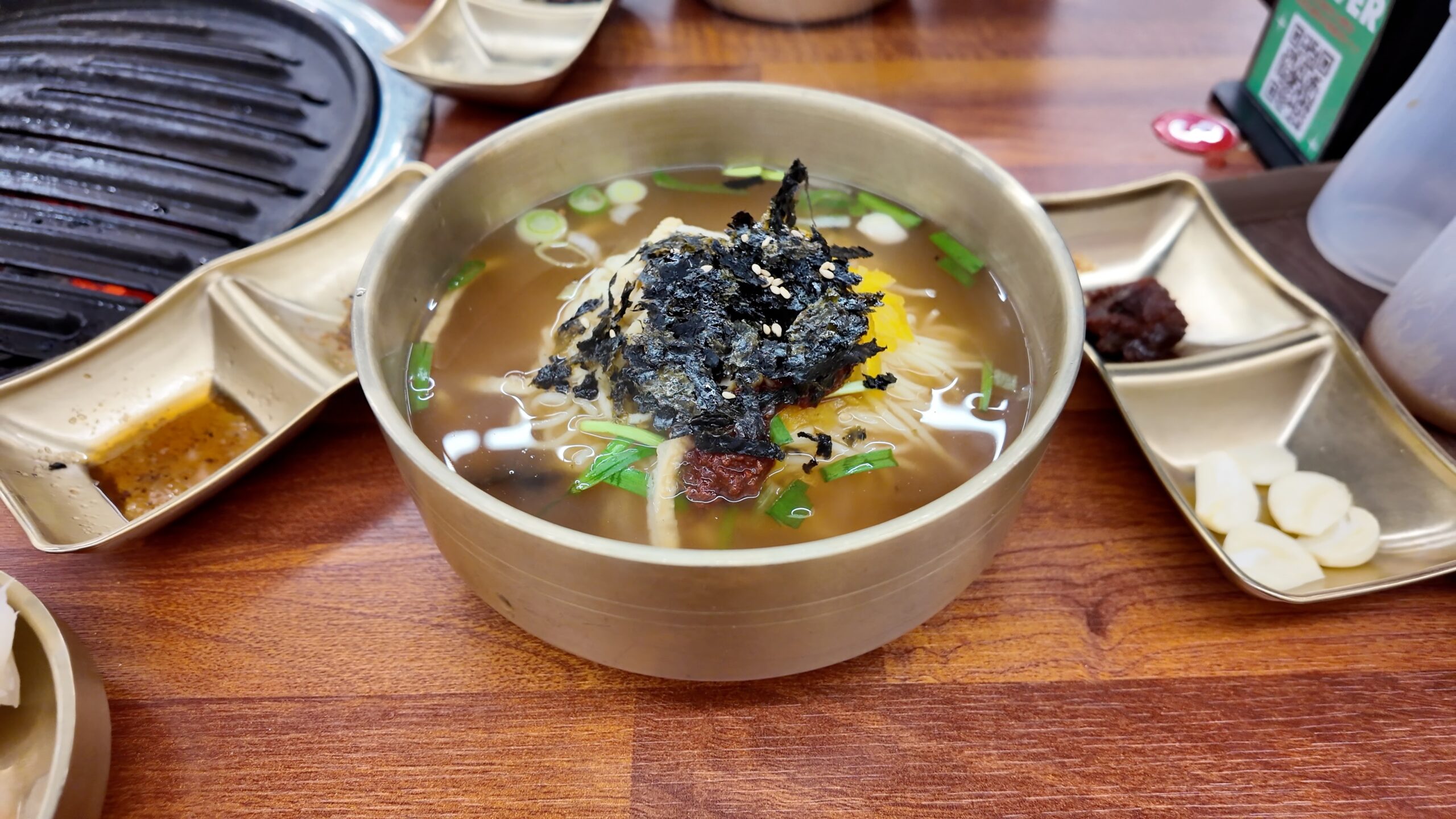 締めにいただいた温かいククス（麺料理）