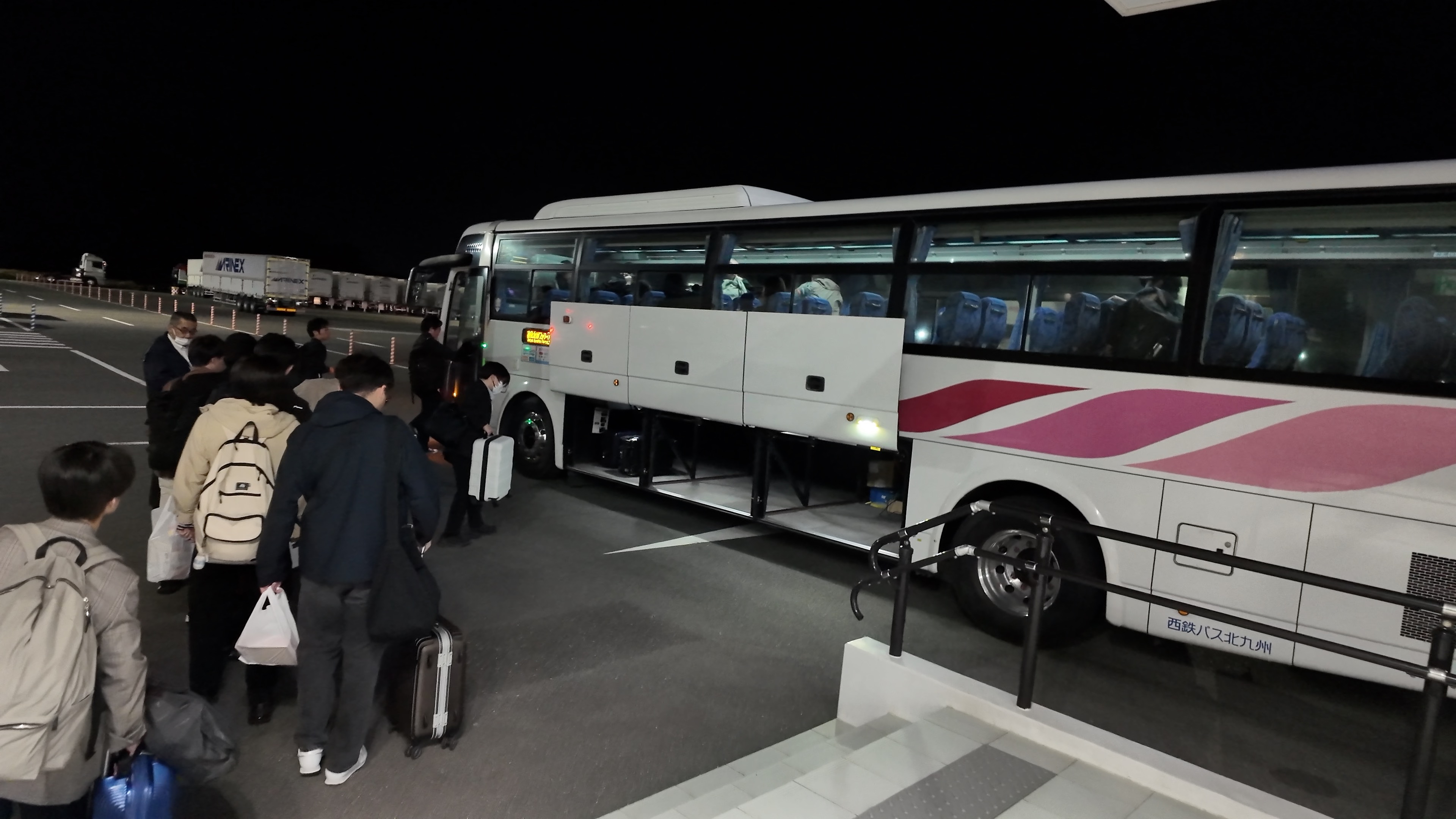 新門司港フェリーターミナル前の連絡バス（西鉄バス）