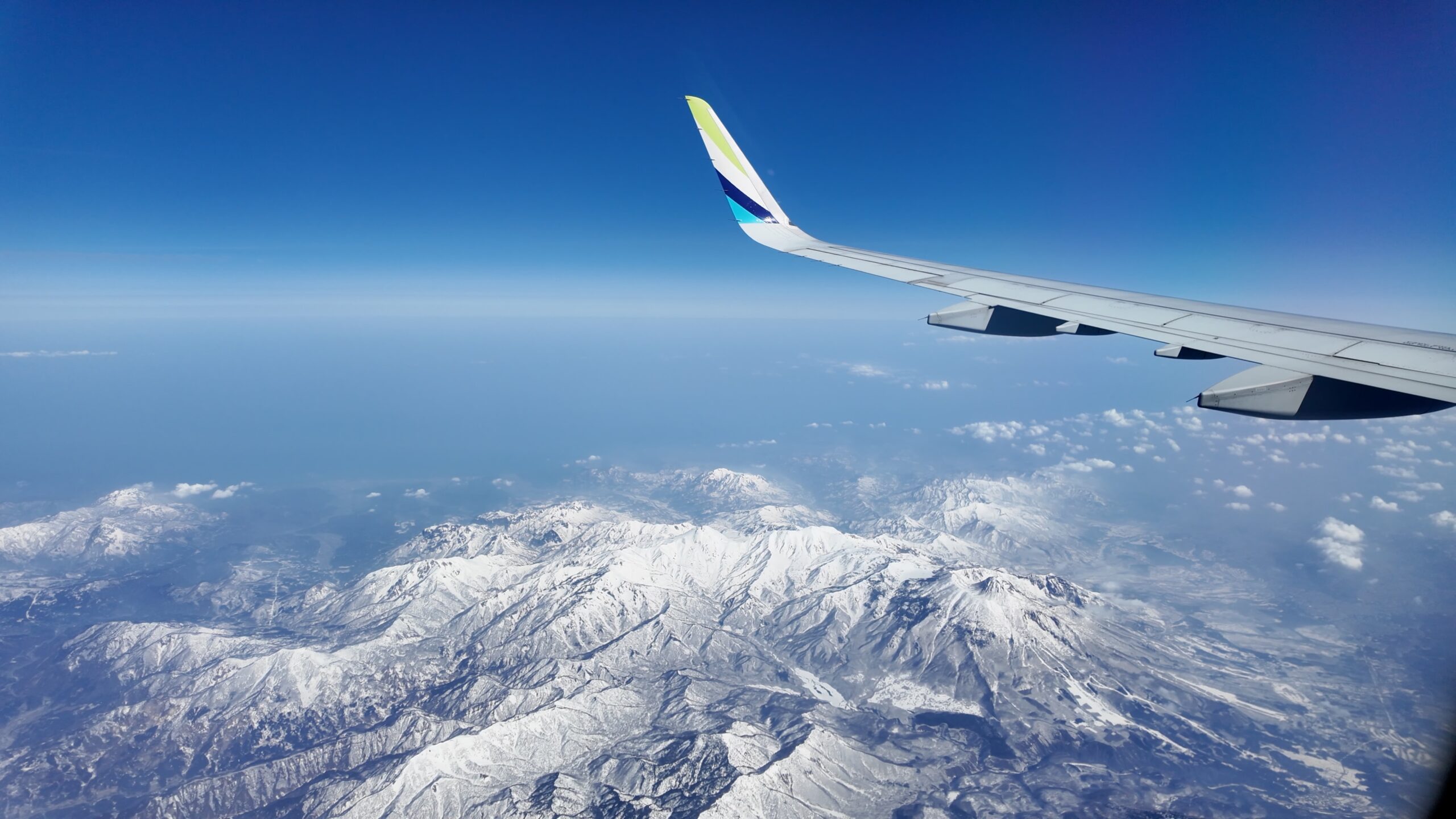 上空から見下ろす雪化粧した日本アルプスの山々