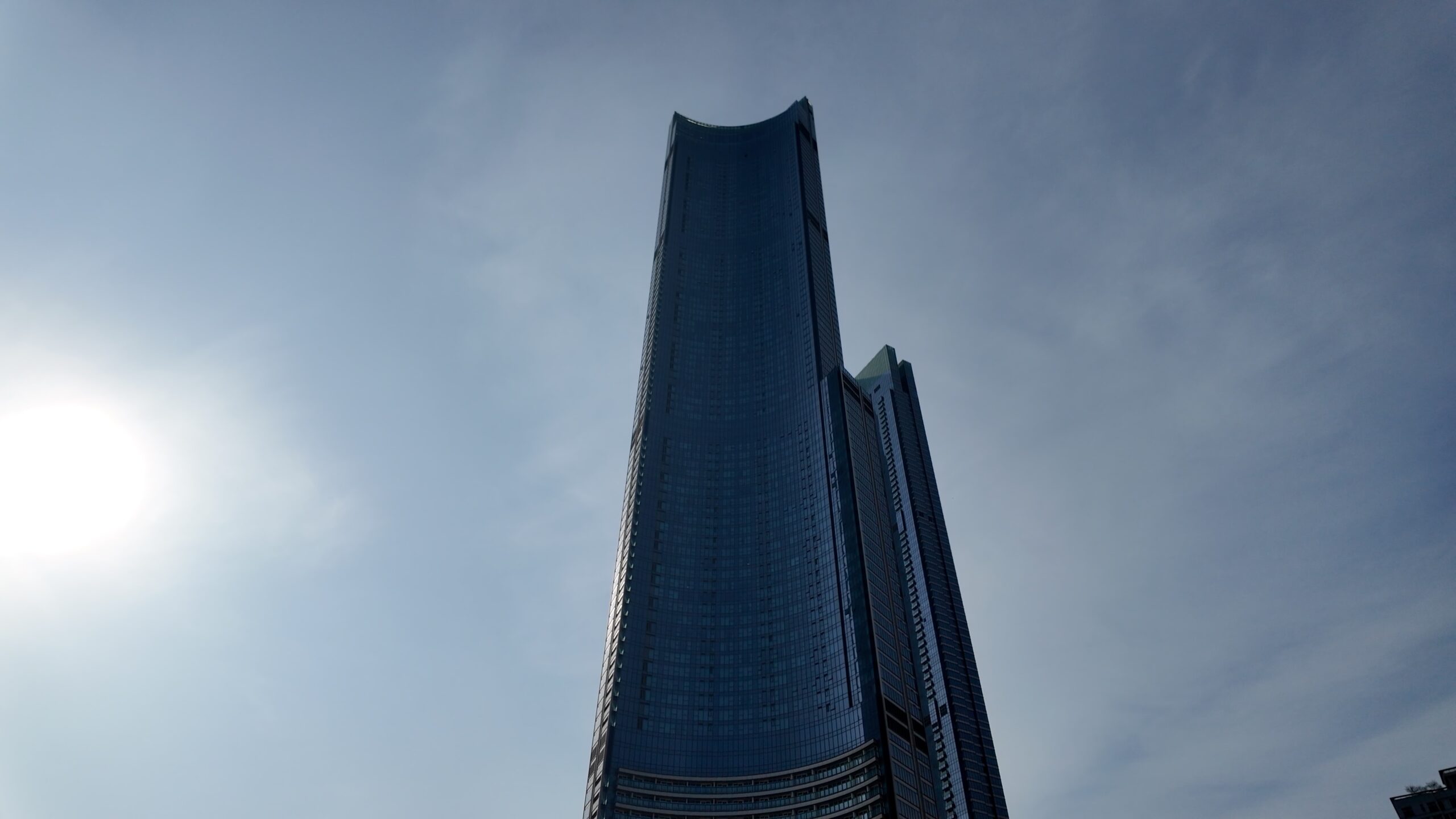 見上げる海雲台LCTランドマークタワーの外観