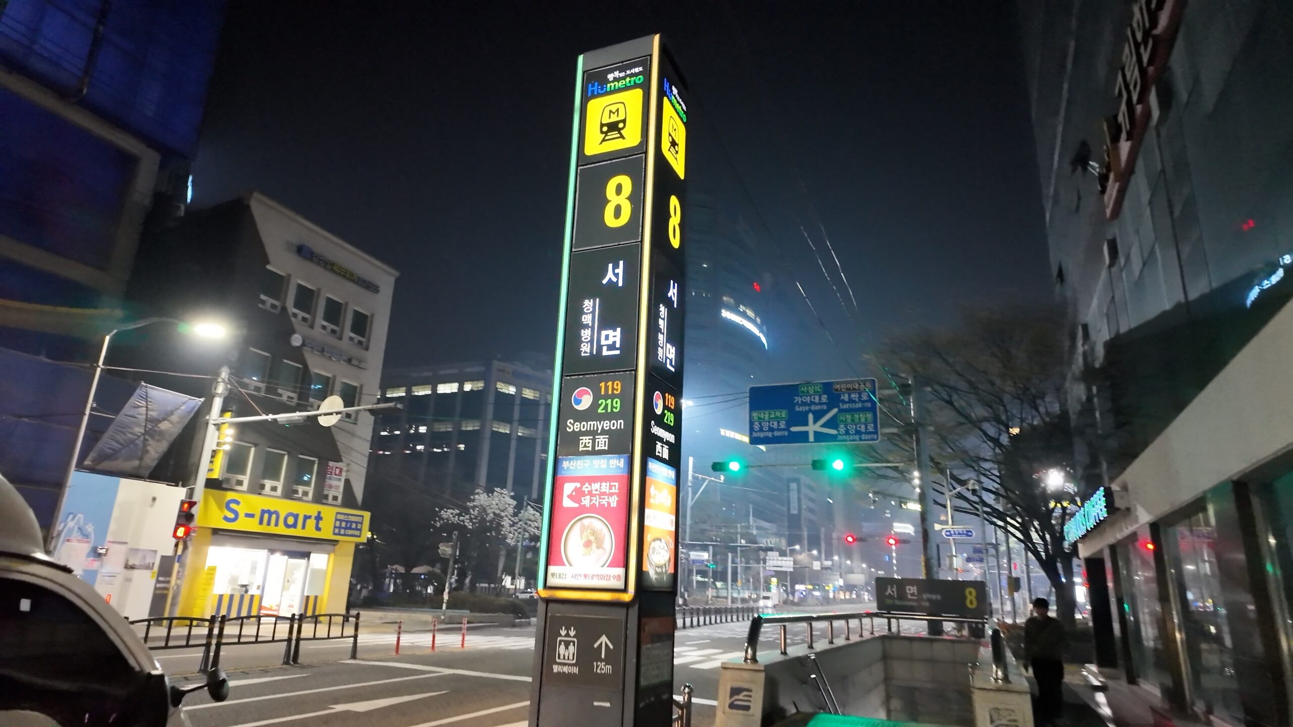 早朝の西面駅8番出入口