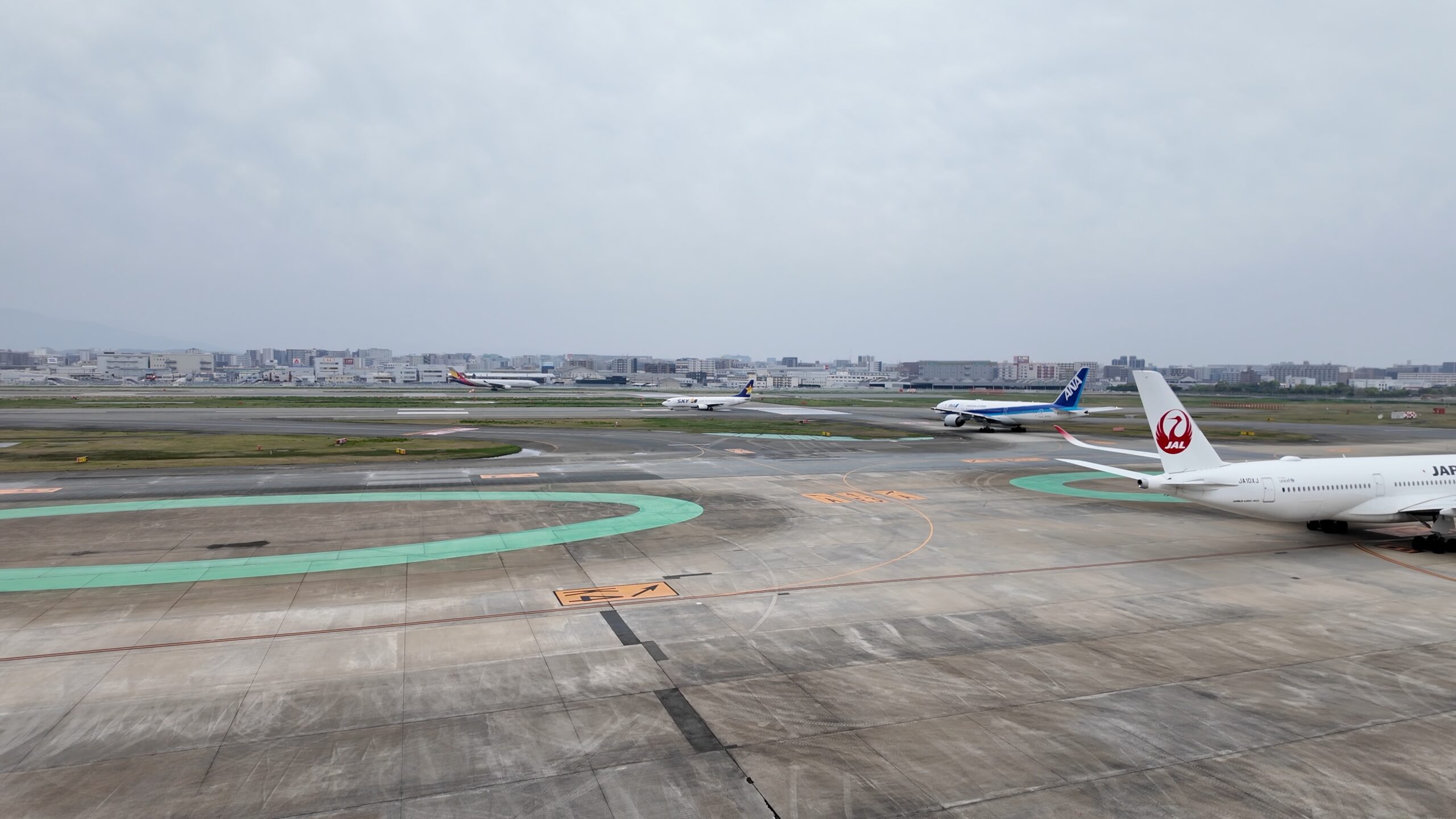 福岡空港の滑走路で離着陸が続く旅客機