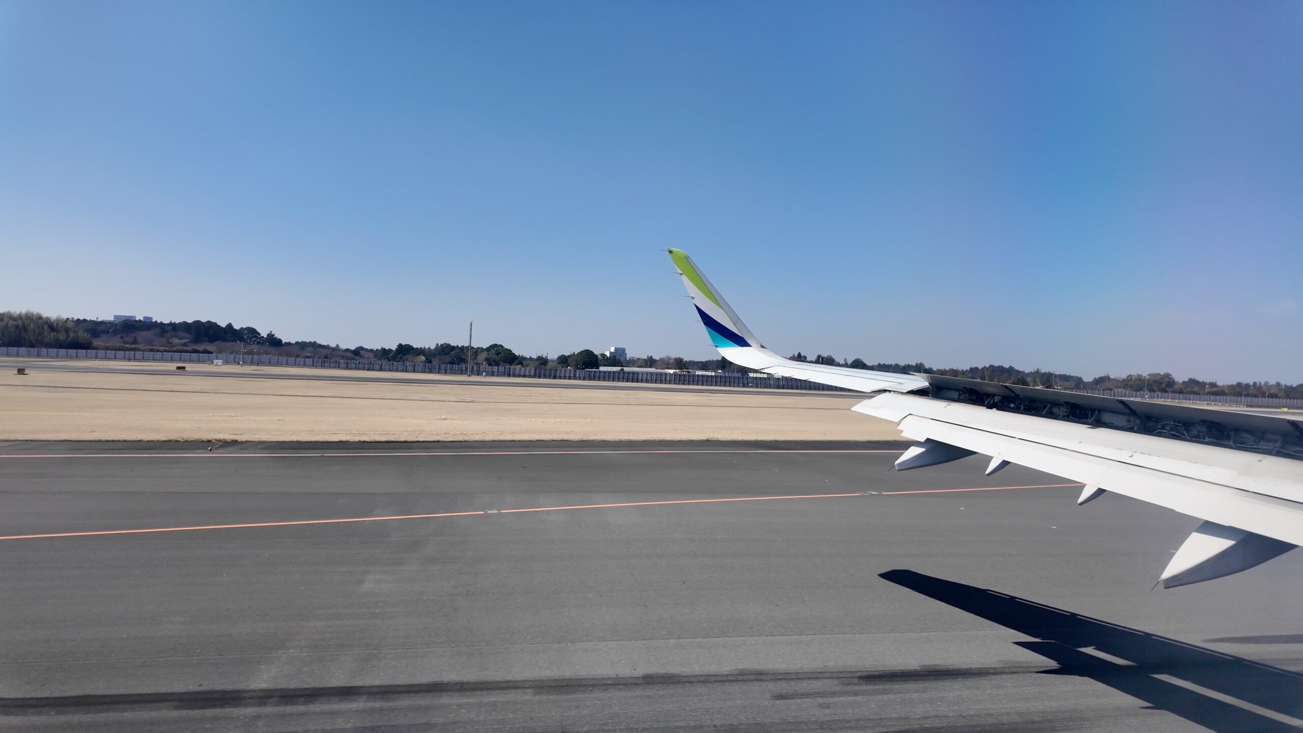 成田空港着陸時の主翼スポイラー展開と滑走路