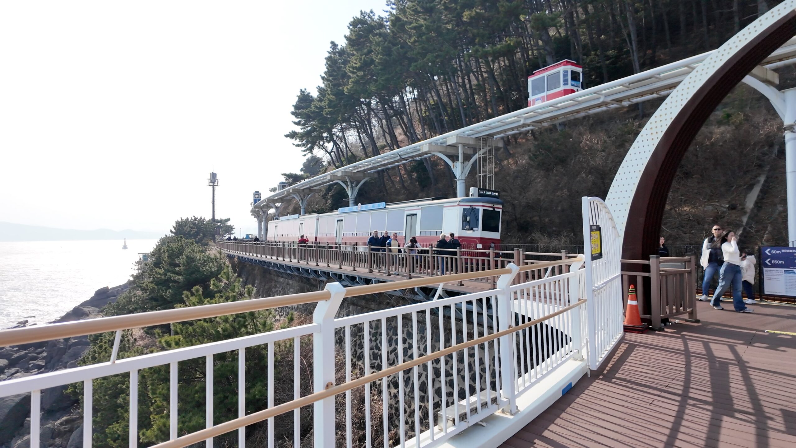 上空のスカイカプセルと地上のビーチトレインの並走